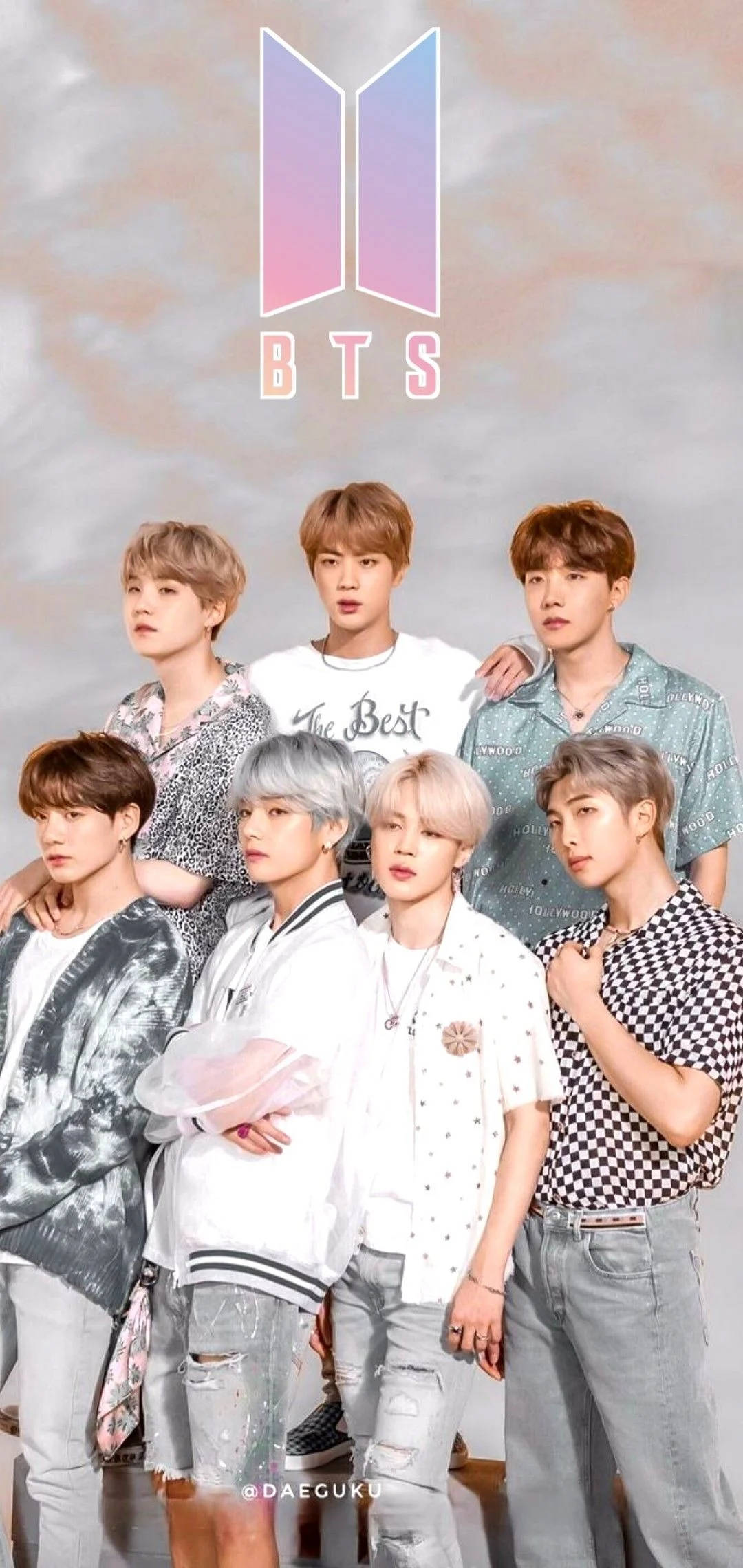 かわいいBTSグループがBTSロゴの下でポーズ 壁紙