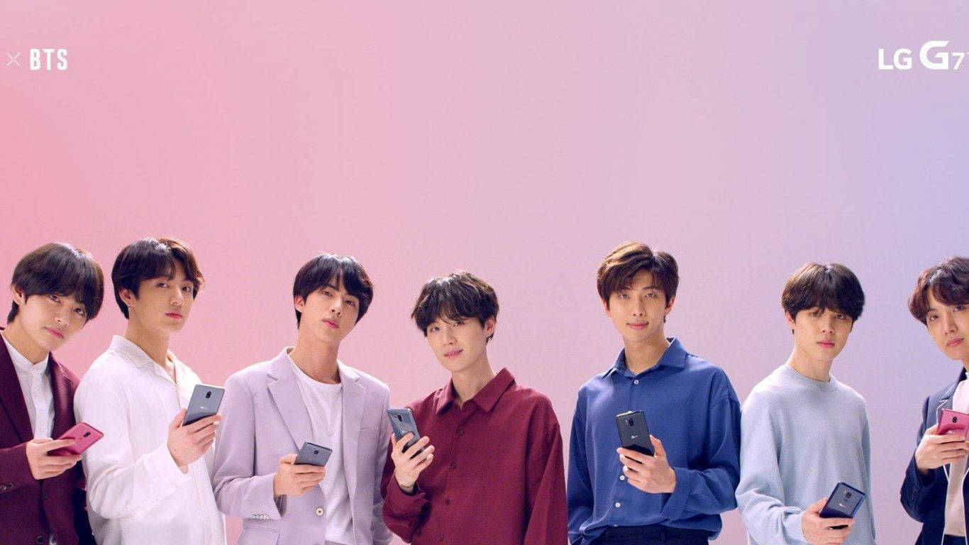 BTSがLGスマホを手に持つラップトップ 壁紙