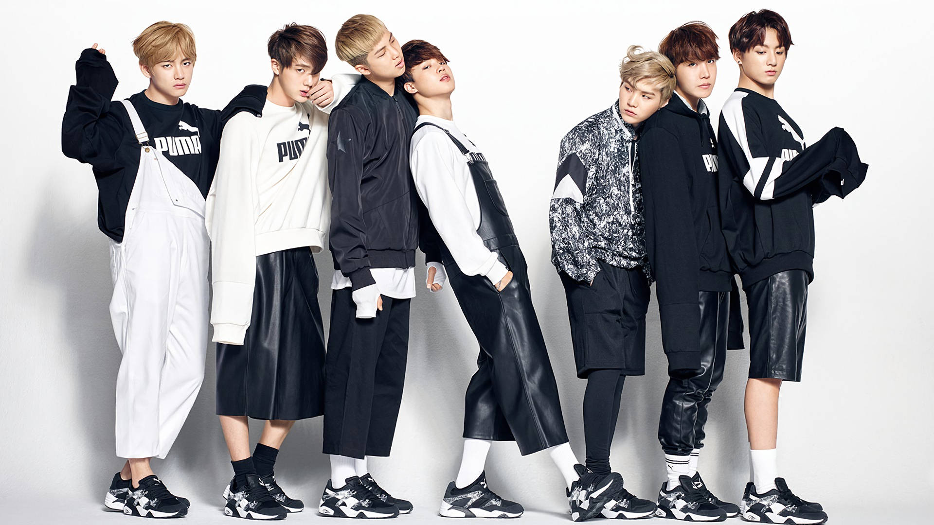 BTSのメンバーV、ジョングク、ジミン、シュガ、ジン、RM、ジェイホープが白黒の衣装を着ています。