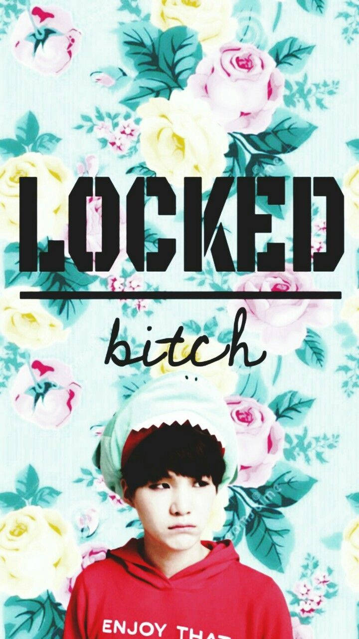 花柄の背景に「locked bitch」と書かれたBTSシュガ。