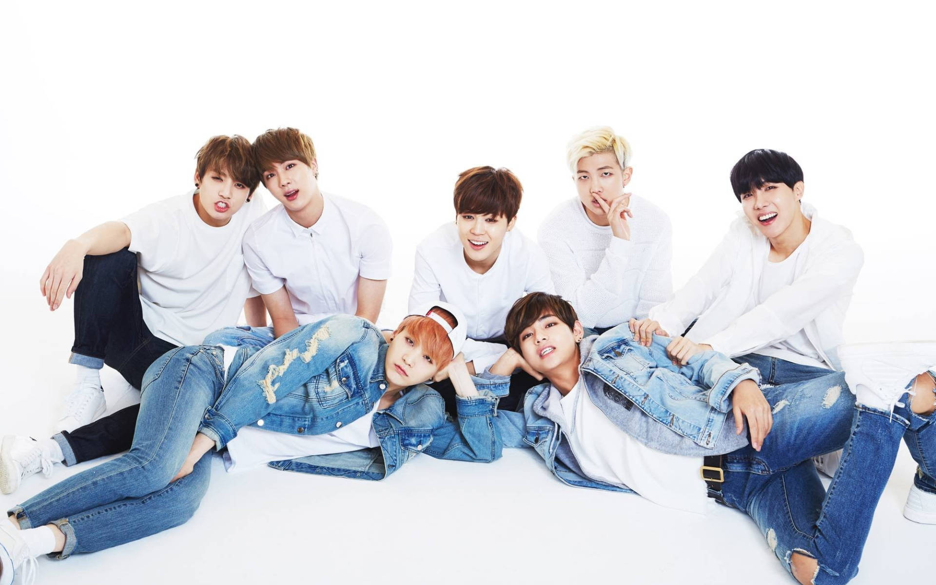 BTSジーンズ姿のグループ写真 壁紙