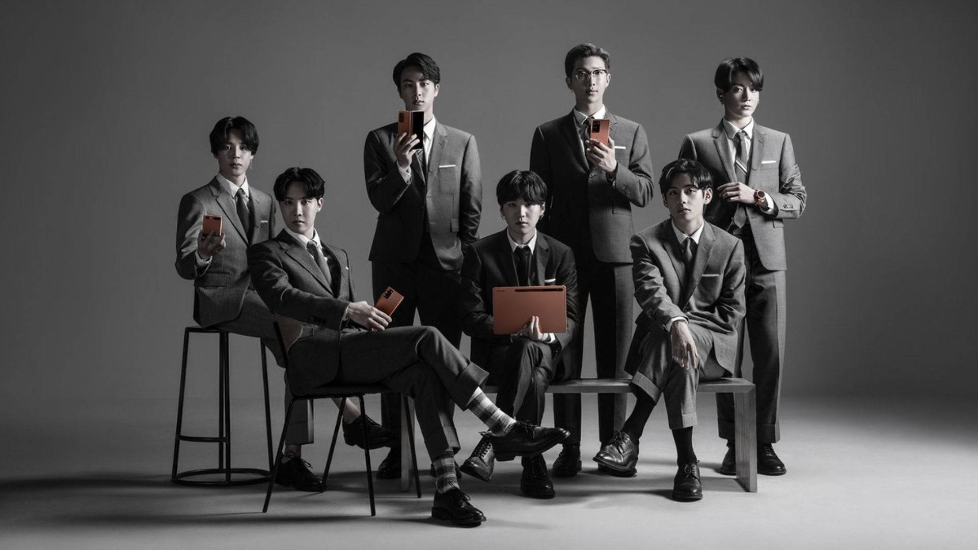 BTSデスクトップ壁紙：スーツ姿でスマホとノートPCを持つグループショット 壁紙