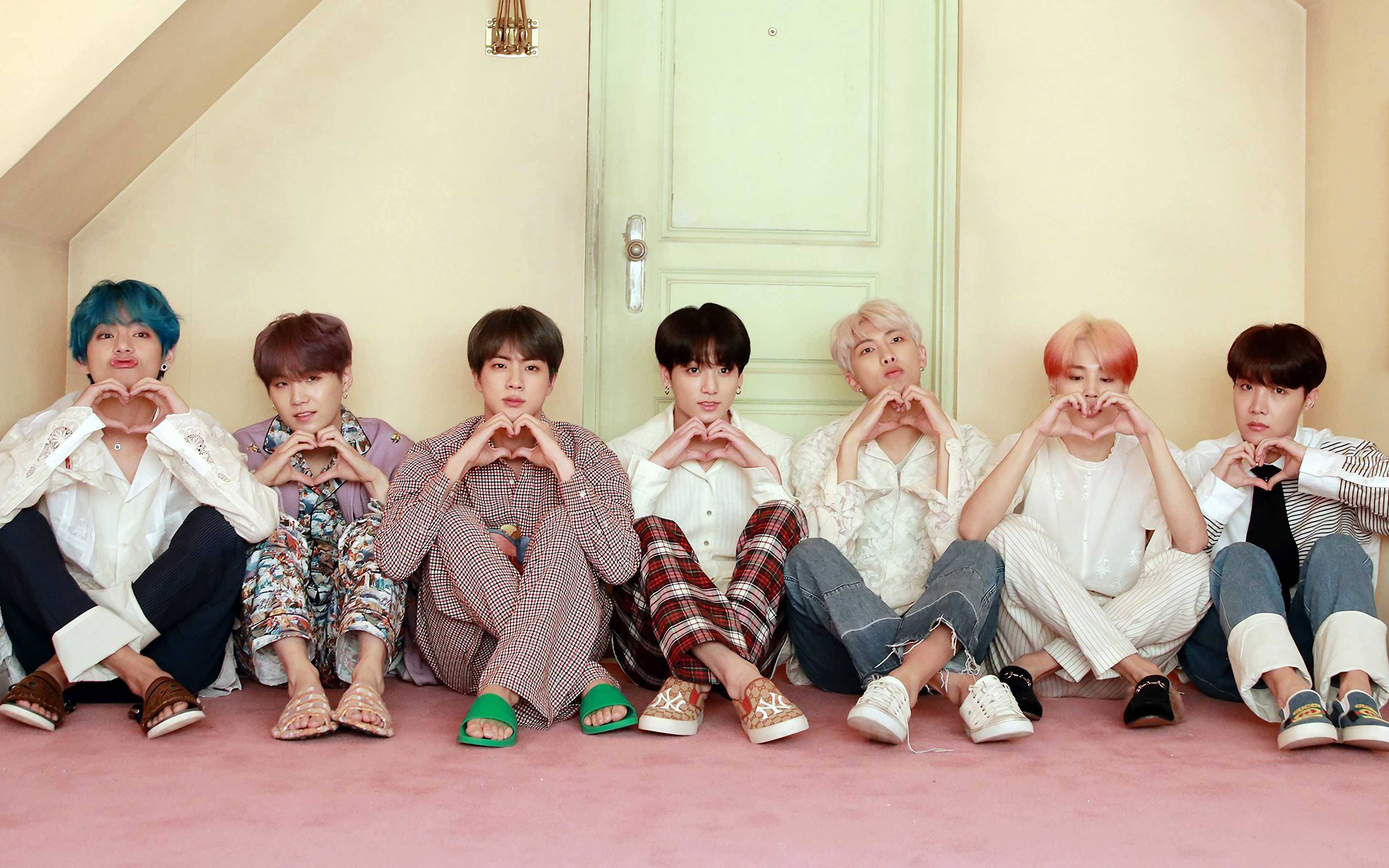 BTSデスクトップ壁紙 ドアの前でハートサイン 壁紙