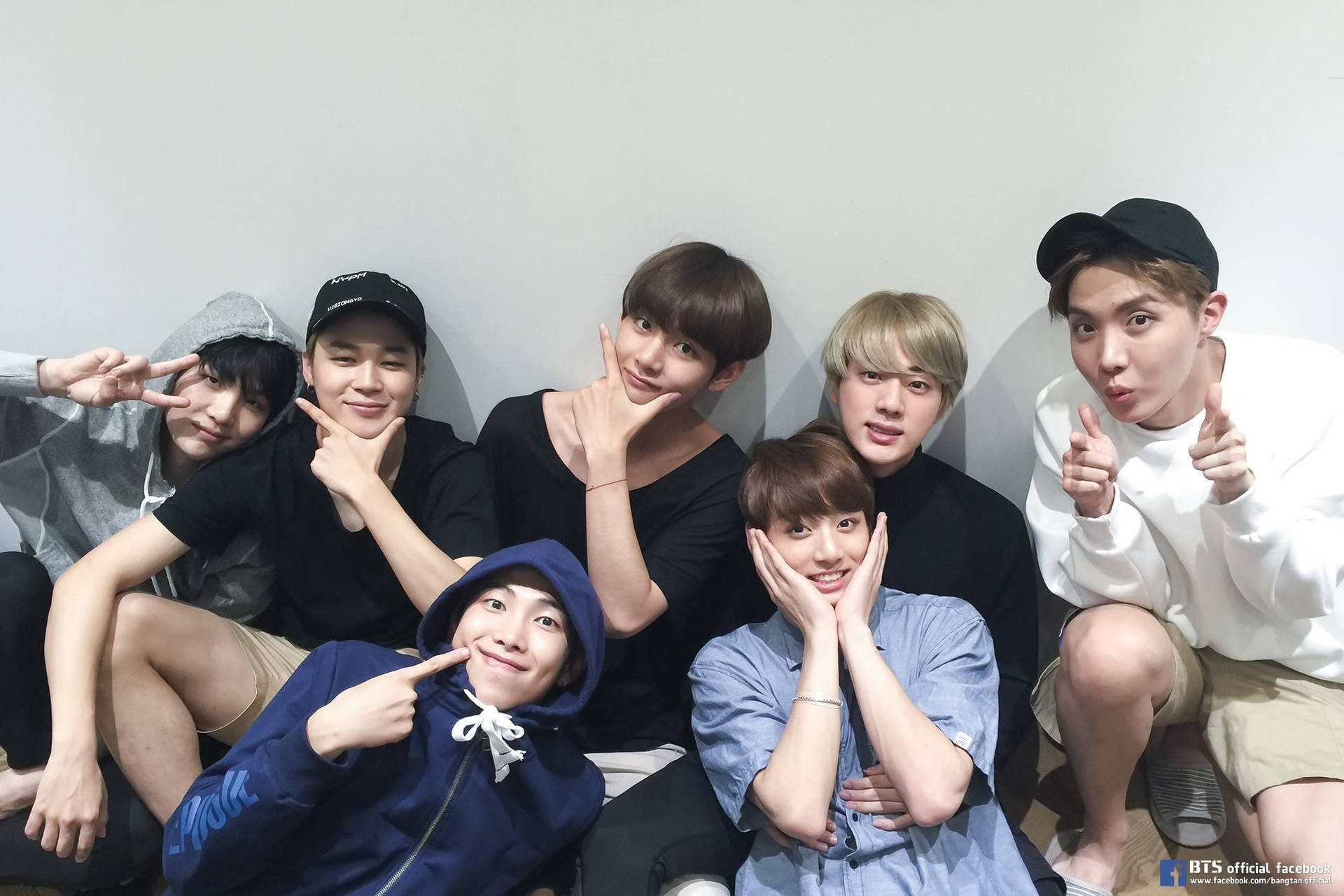 BTSのメンバーが笑顔であなたを見つめている様子