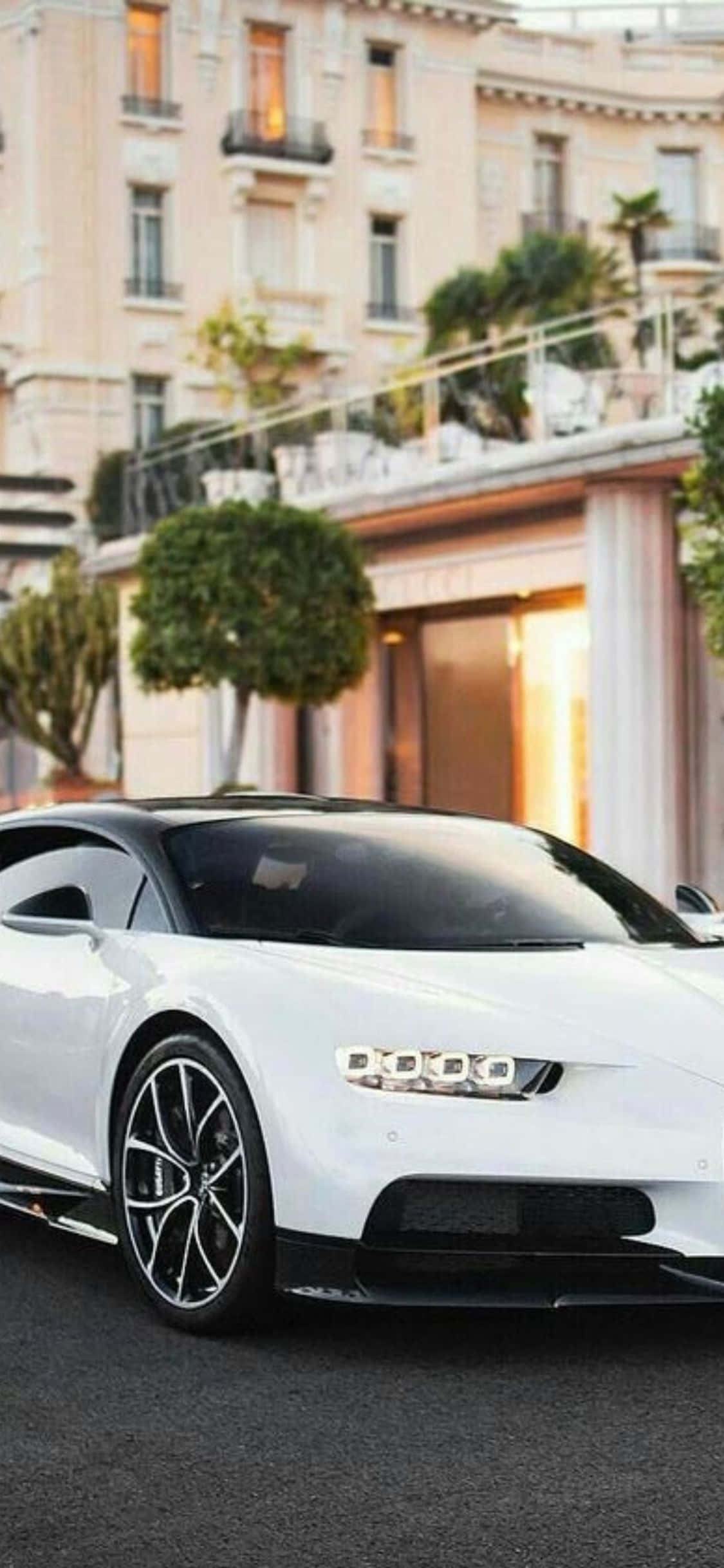白いBugatti Chironが建物の前に停まっている 壁紙