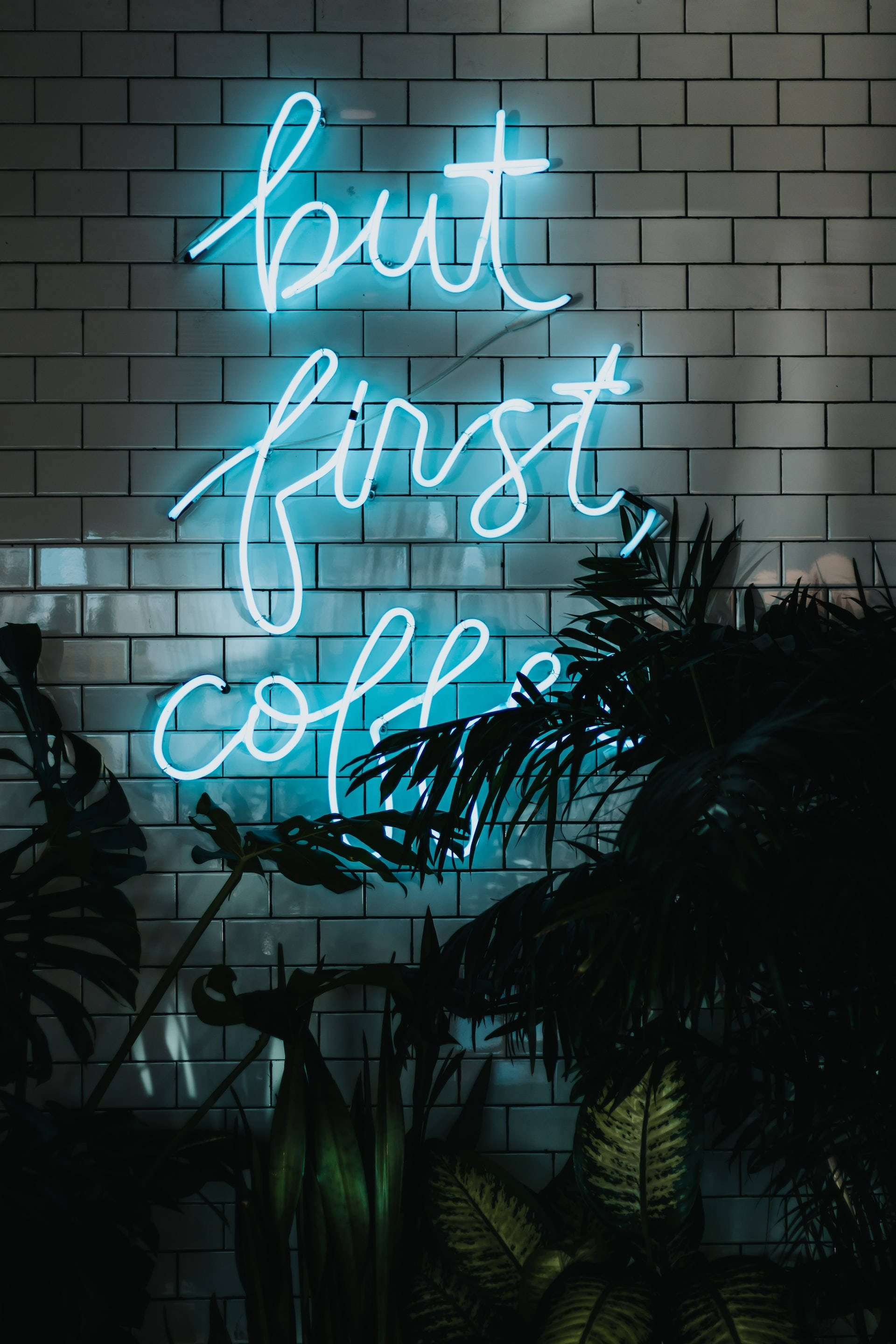 「But First Coffee」とネオンブルーに光るiPhone 壁紙
