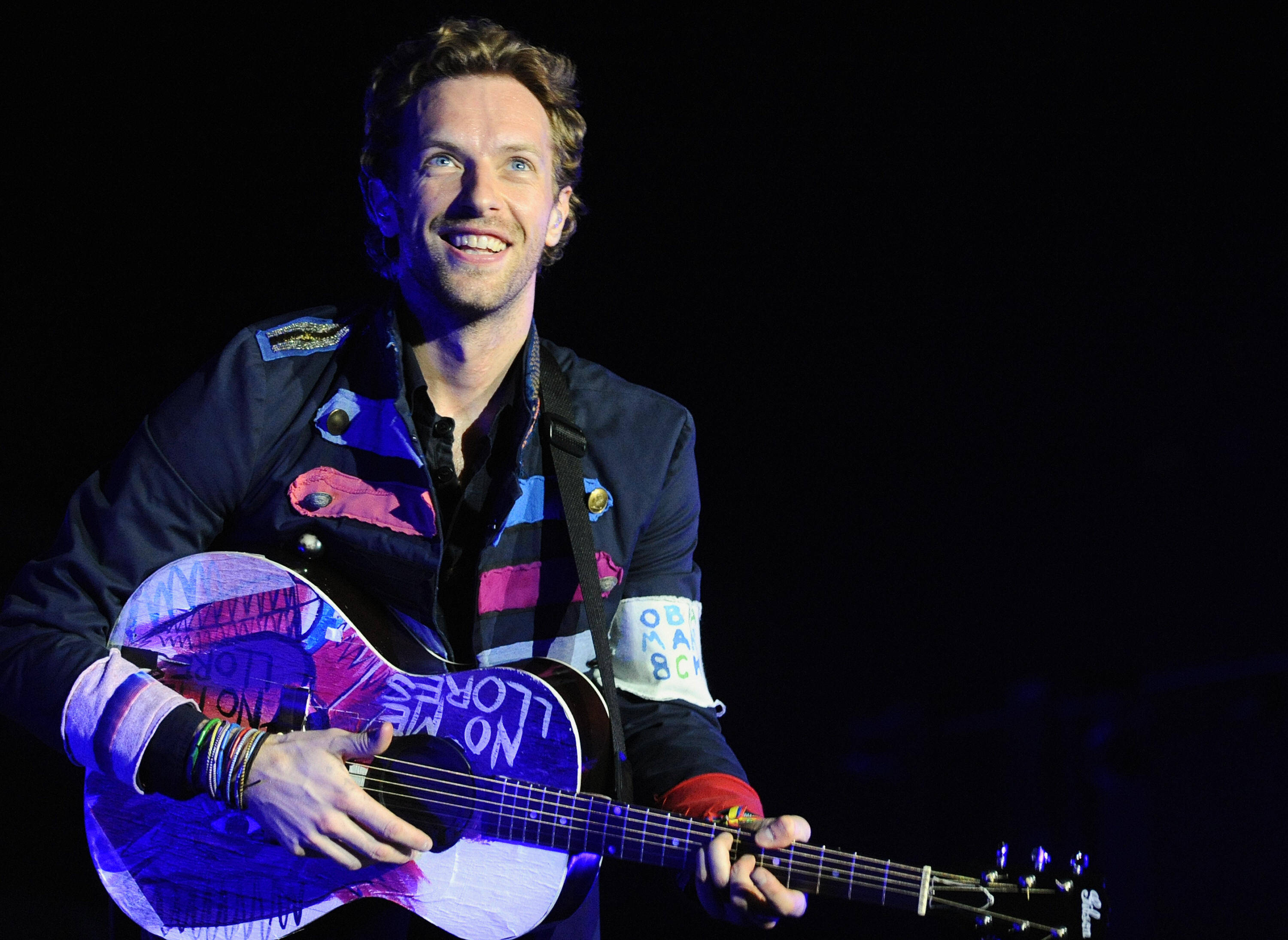 Chris Martin 黒背景 壁紙