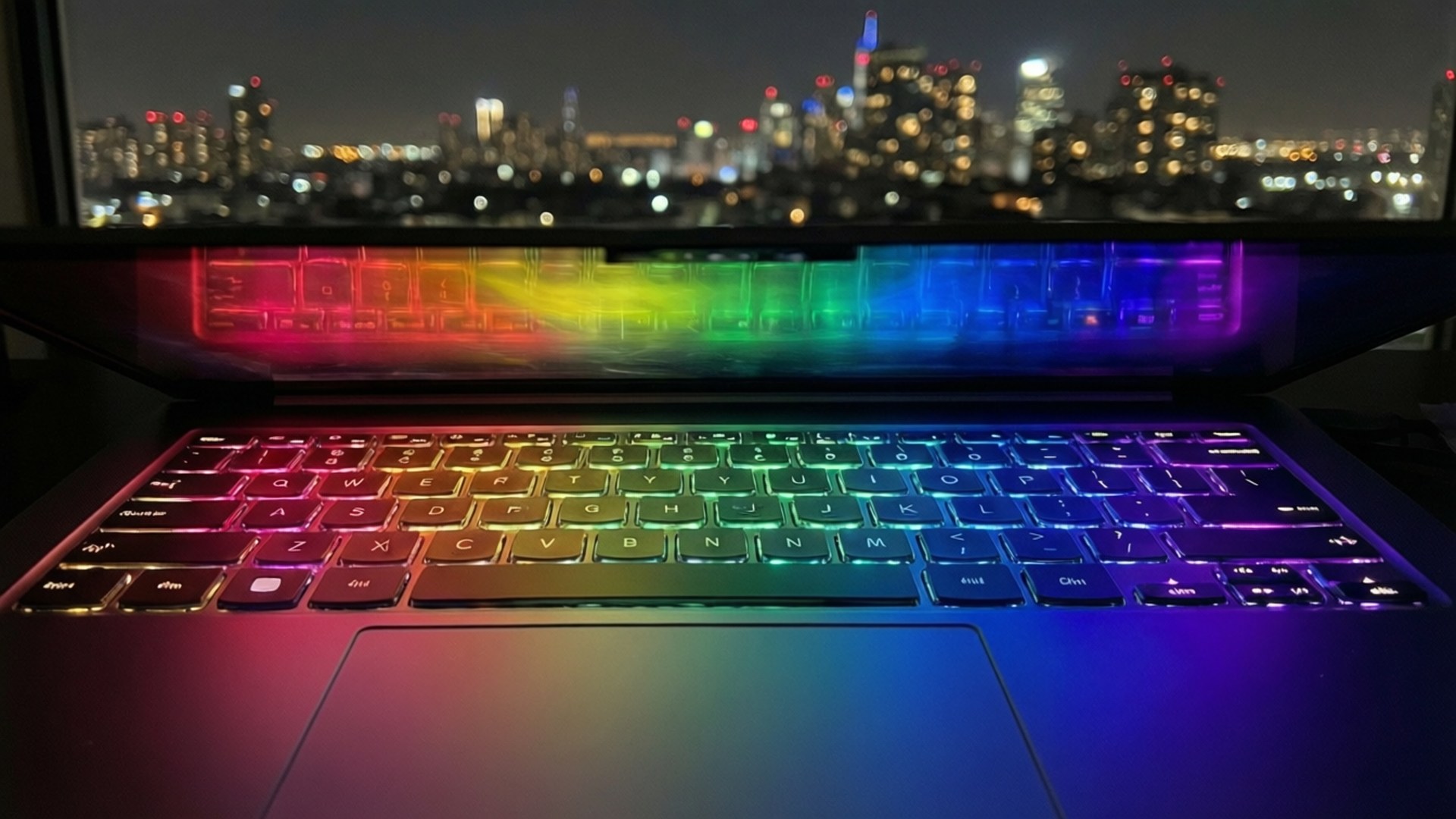 虹色キーボードのChromebook 壁紙