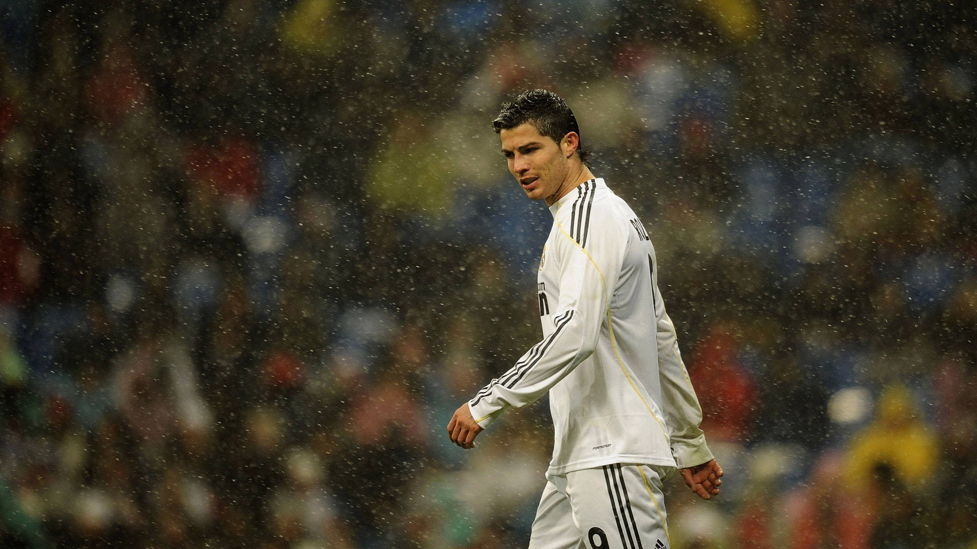 CR7 HD 雨中サッカー試合 壁紙