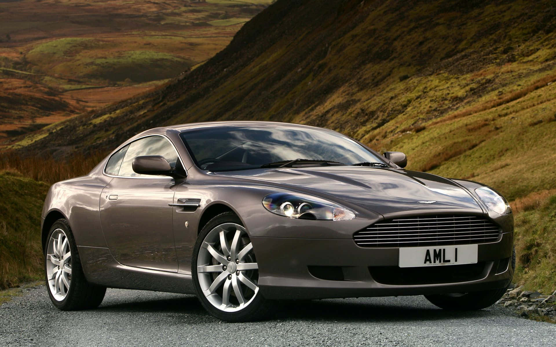 オープンロードを駆ける洗練されたアストンマーティン DB9 壁紙