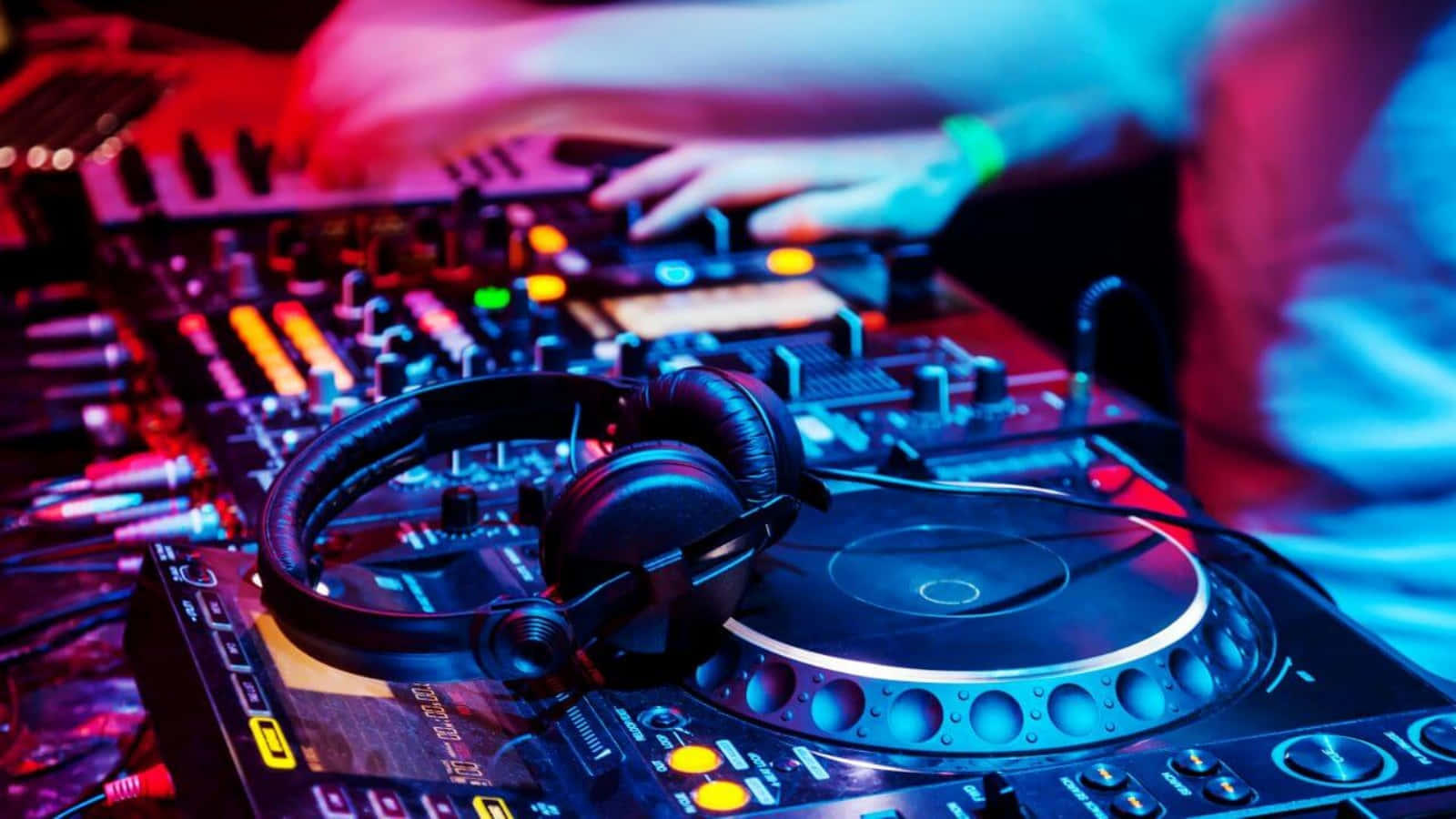 DJ機材とナイトクラブの音楽画像 壁紙