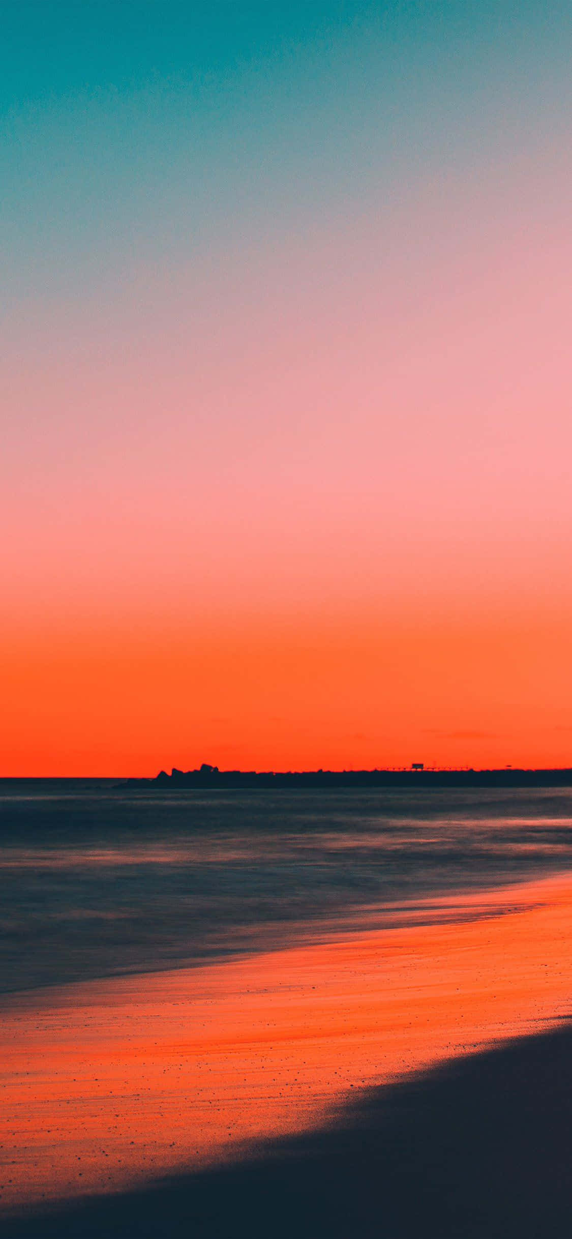 "Experience the serenity of a sunset beach view with your iPhone" 壁紙