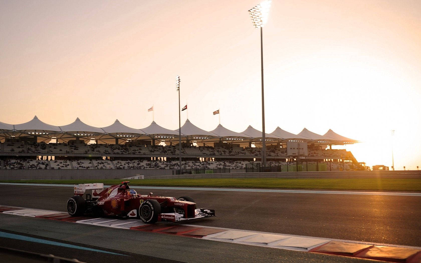 サーキットを駆けるフェラーリF1マシンのダイナミックな姿 壁紙