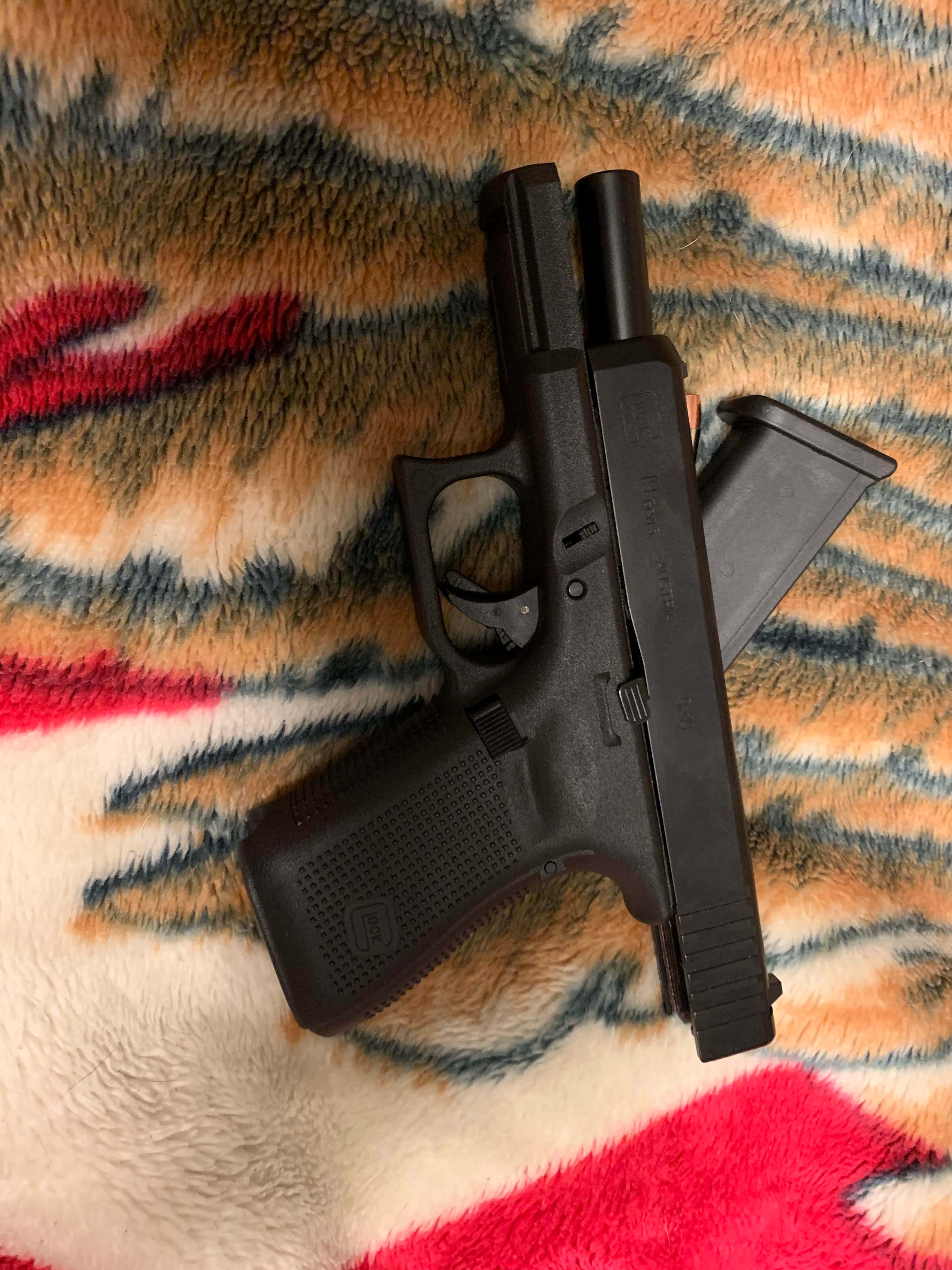 万能ピストルの傑作 - Glock 19 壁紙