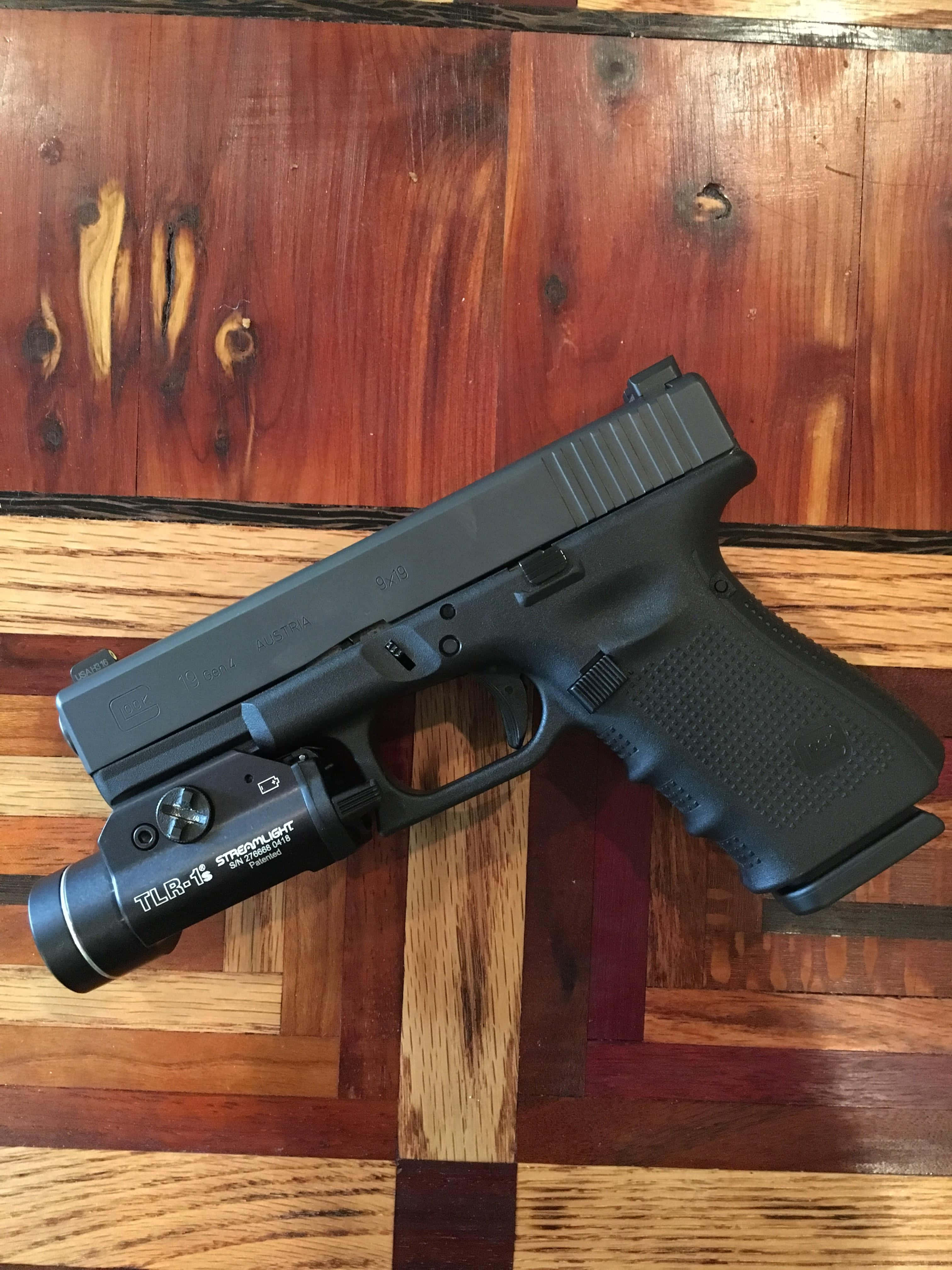 このGlock 19は使用可能な状態です。 壁紙