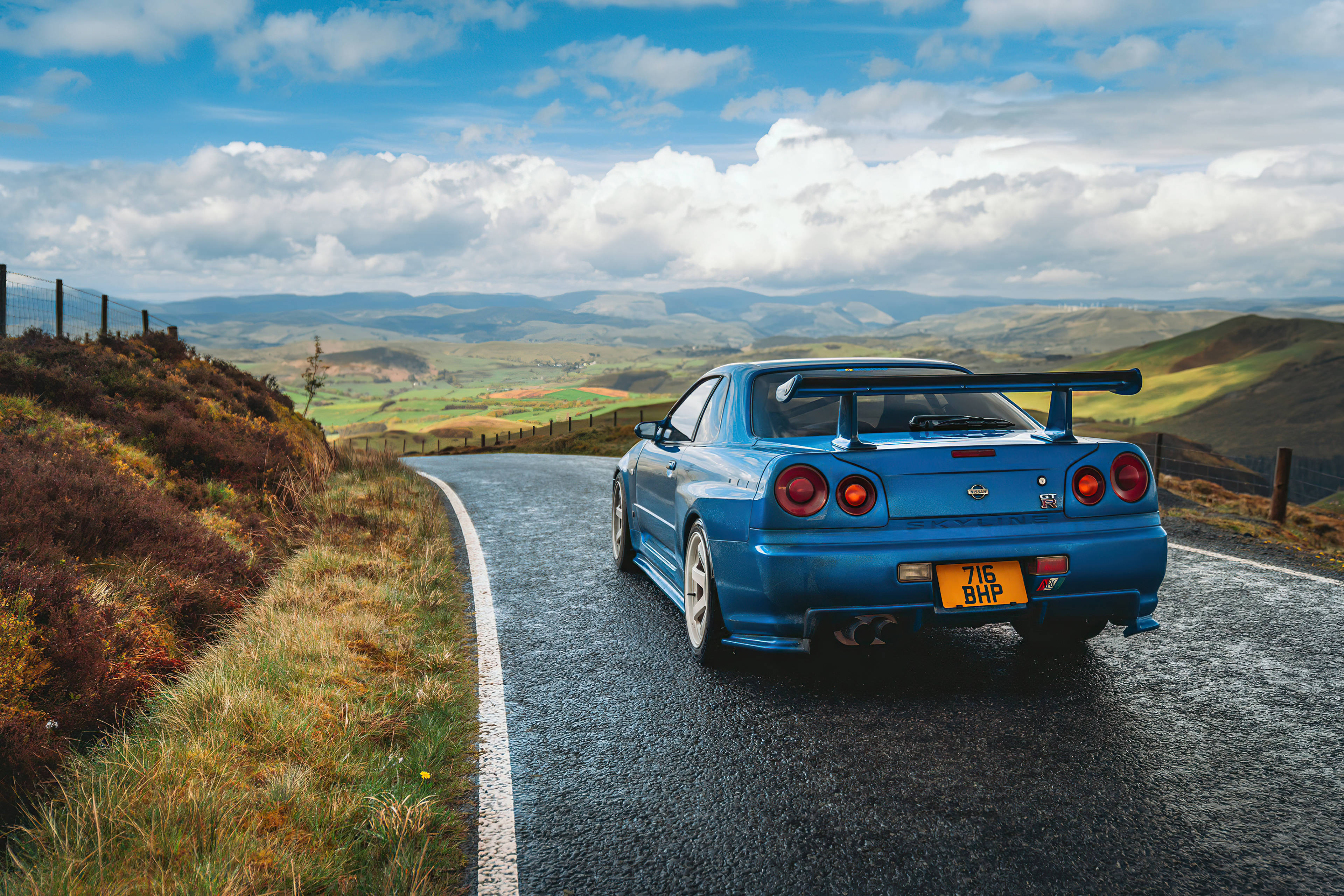 青い日産スカイラインGT-R R34の丘陵地帯 壁紙