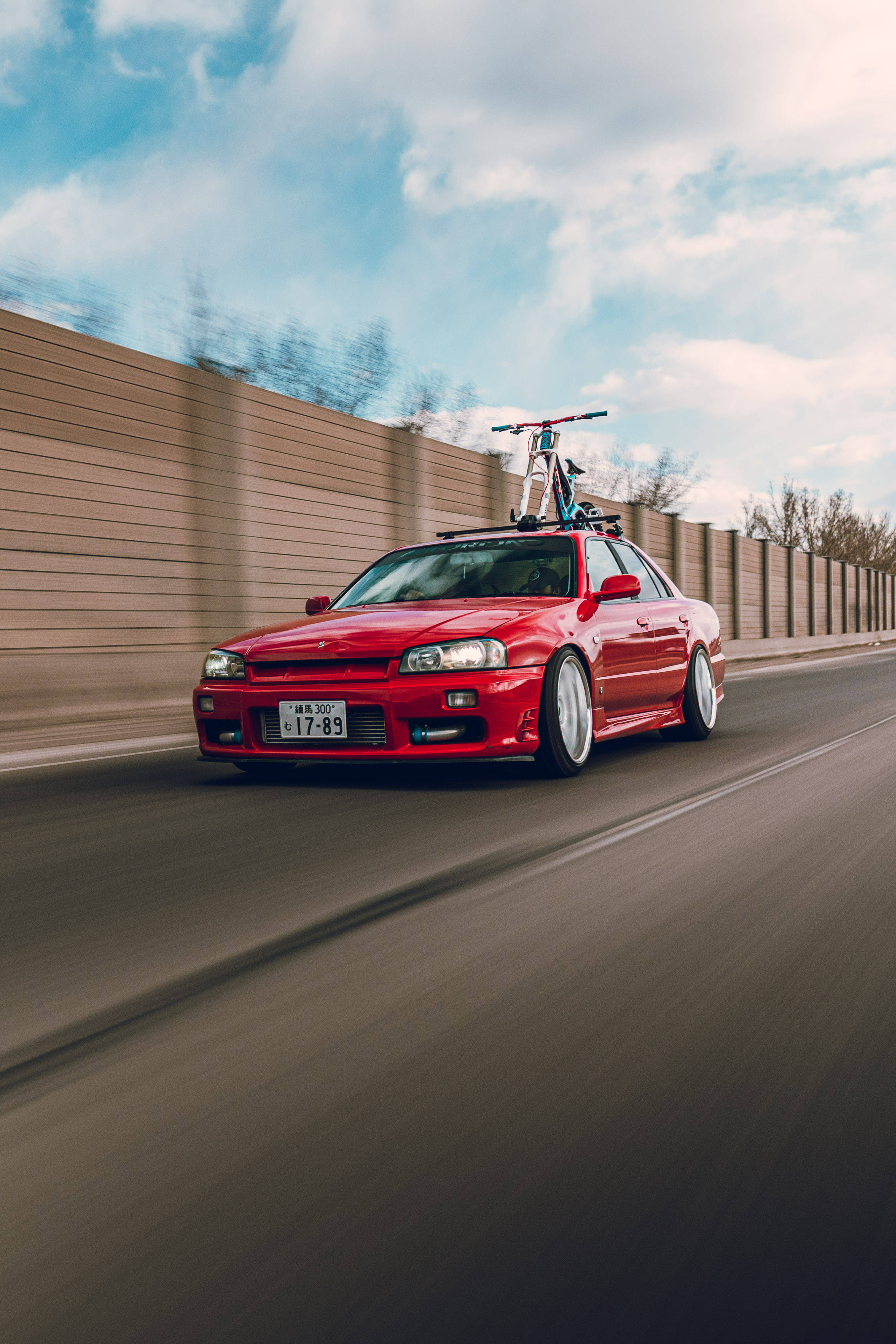 颯爽とした赤い日産スカイラインGT-R R34 壁紙