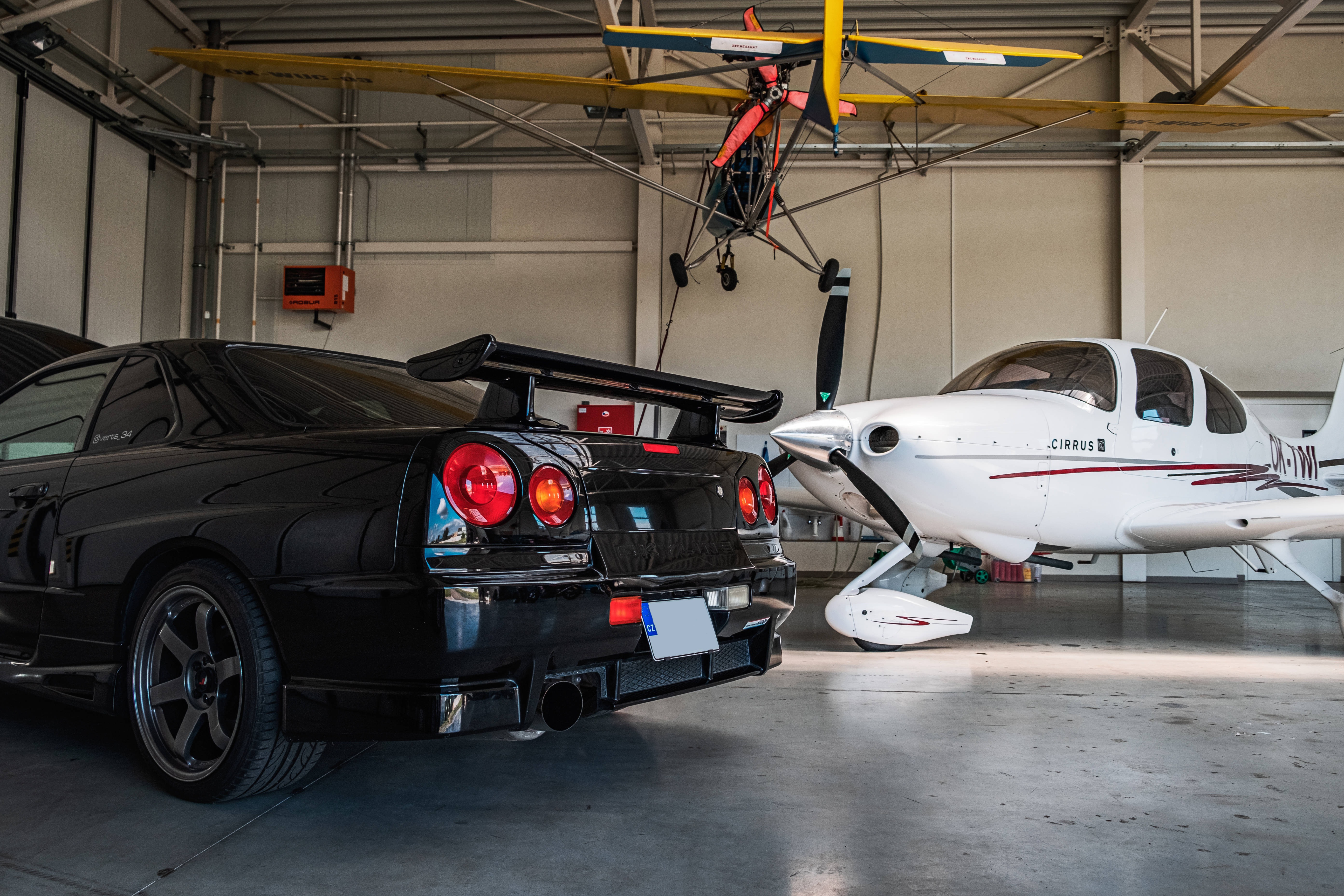 日産スカイラインGT-R R34 格納庫にて 壁紙