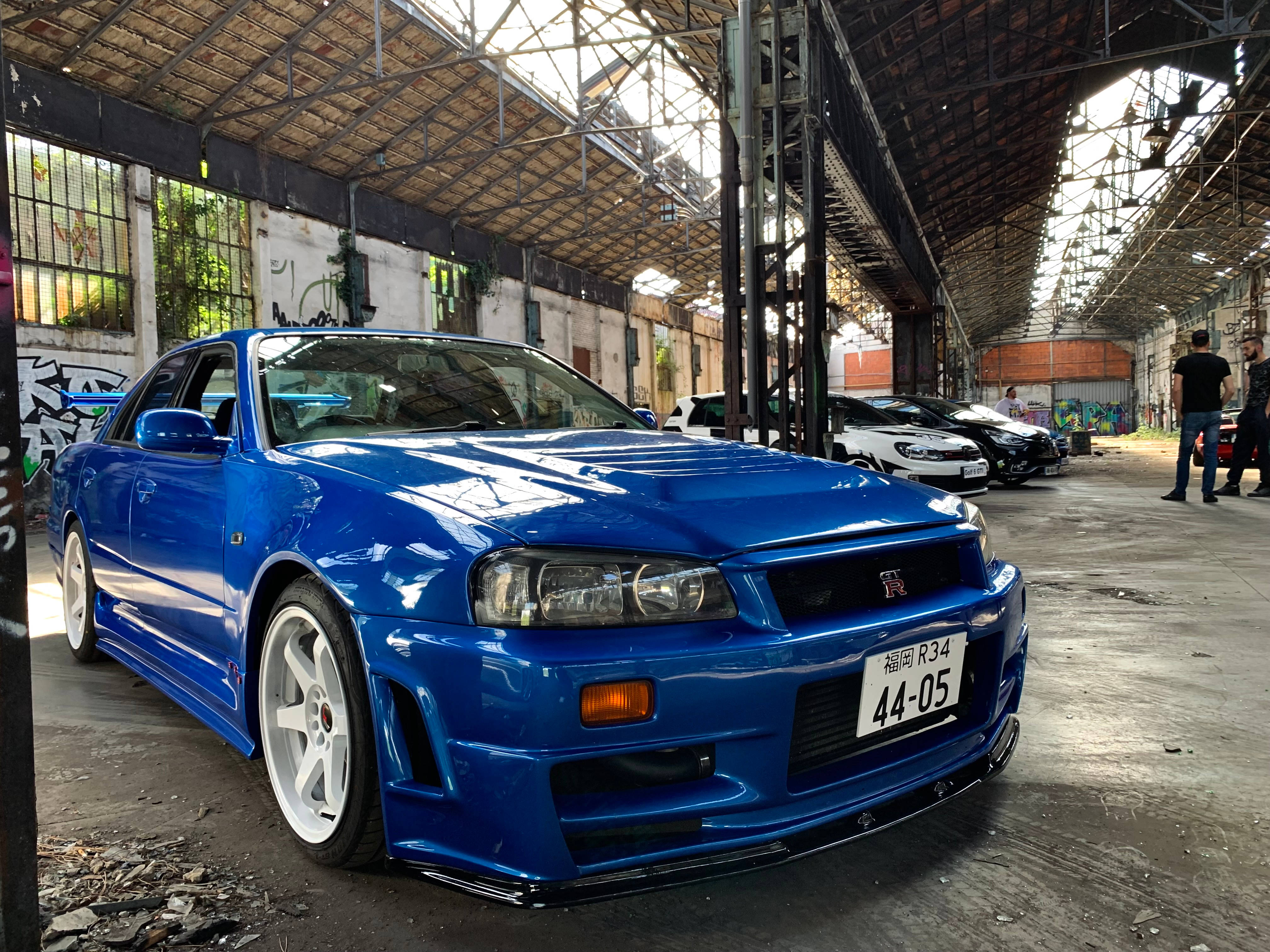 光沢のある青い日産スカイラインGT-R R34 壁紙