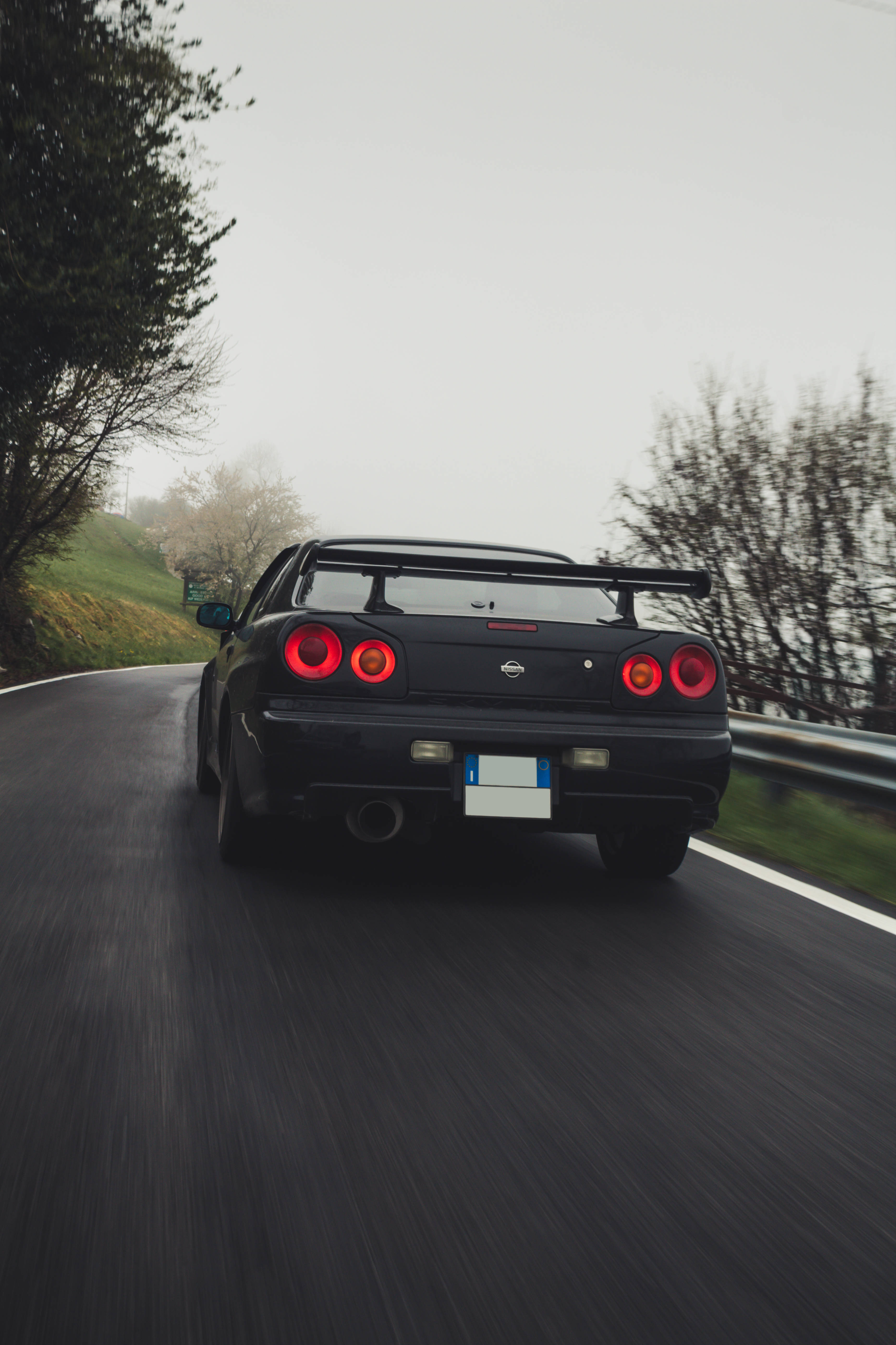 霧の中の日産スカイラインGT-R R34 壁紙