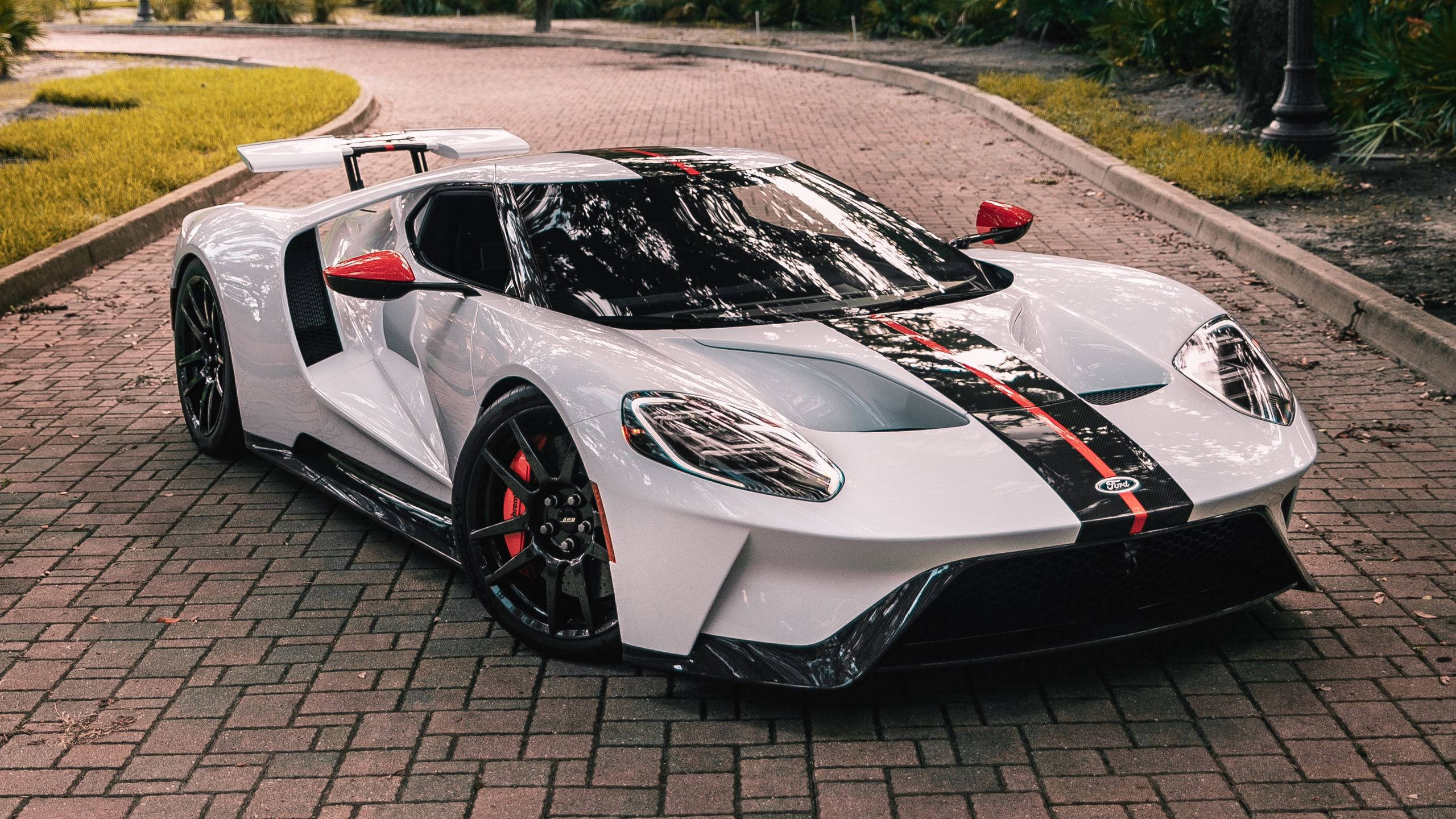 輝く白いフォードGTスポーツカー 壁紙