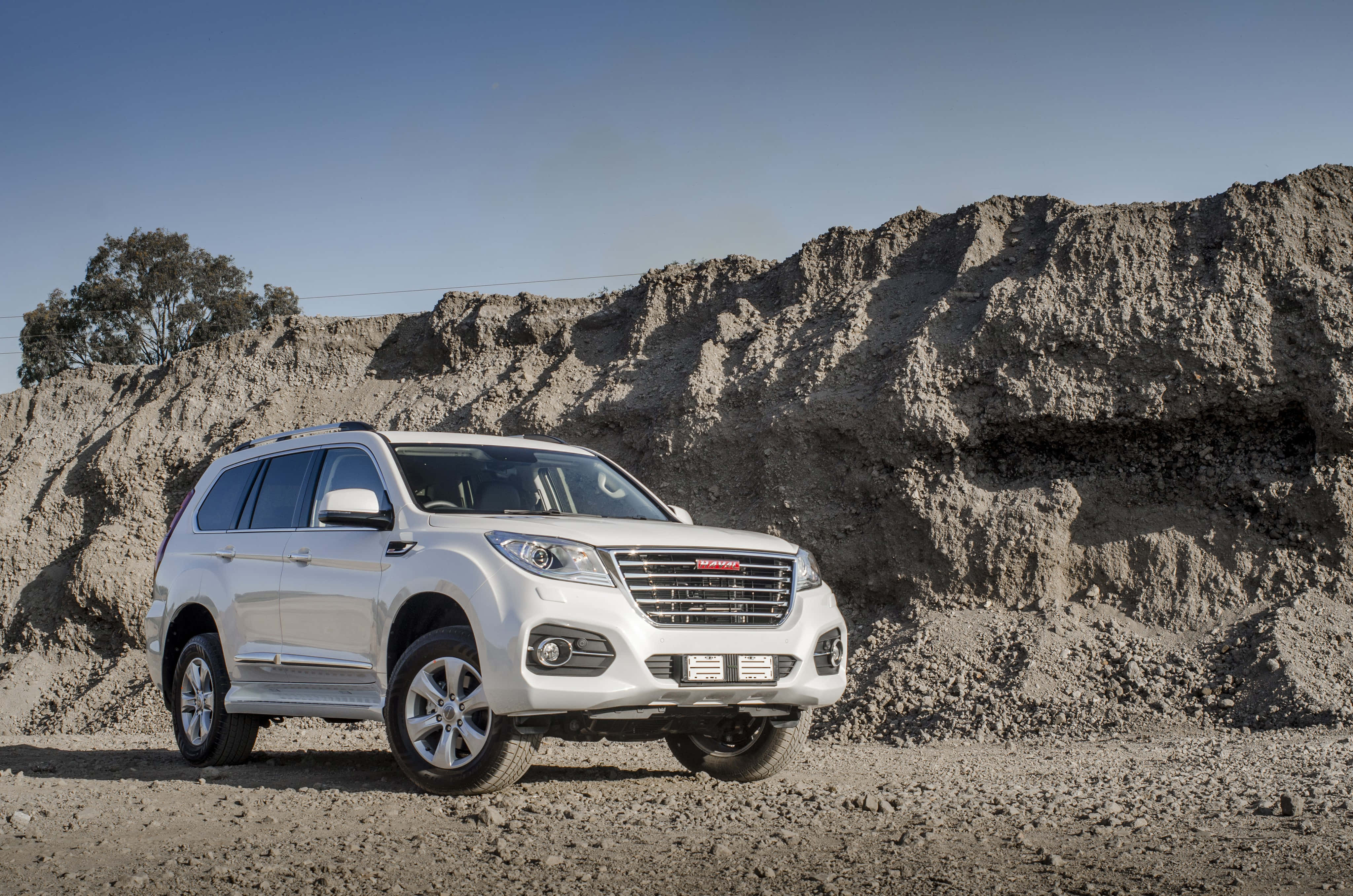 屋外に停車したスタイリッシュなHaval SUV 壁紙