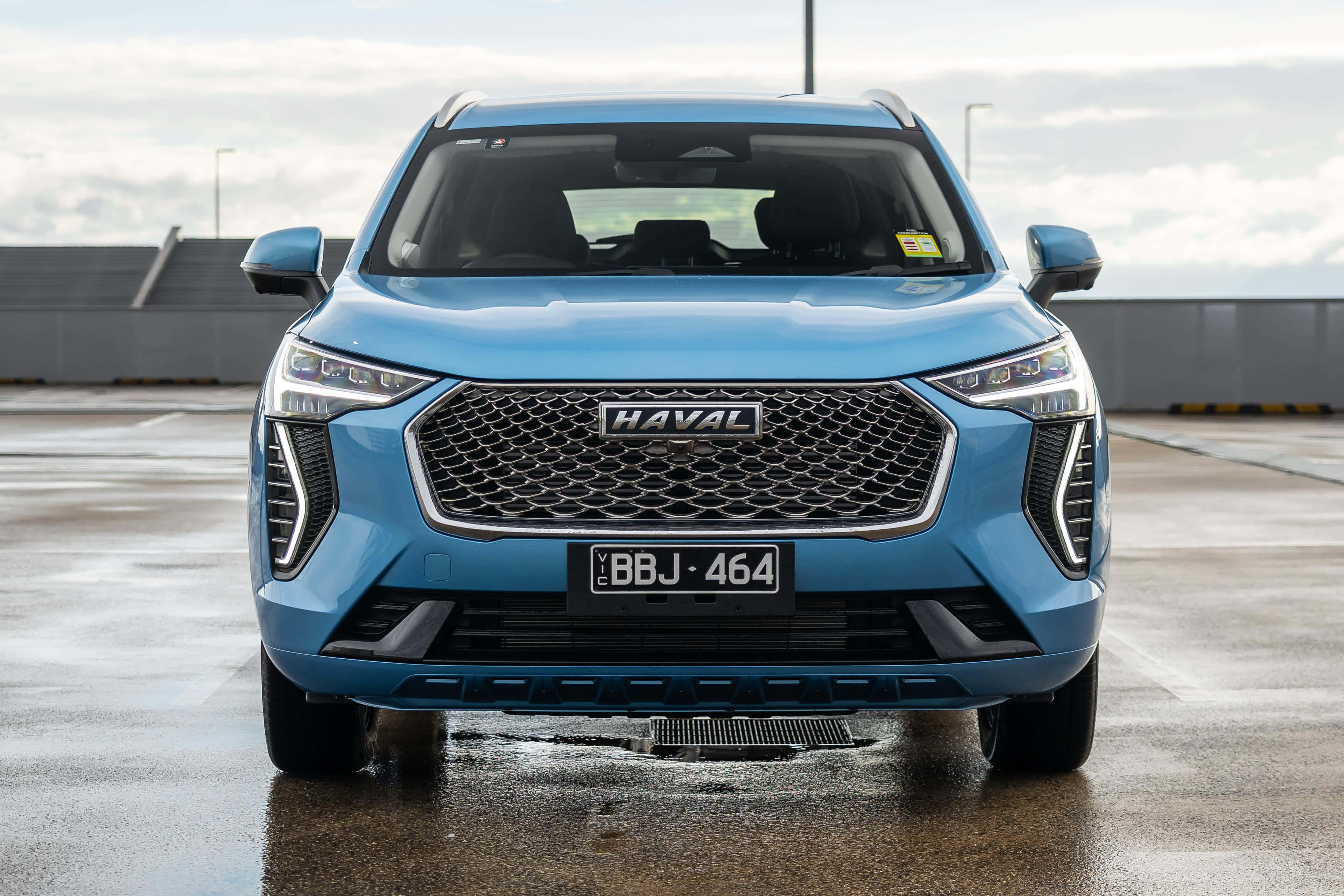 広大な風景を走る洗練された現代的なHaval SUV 壁紙