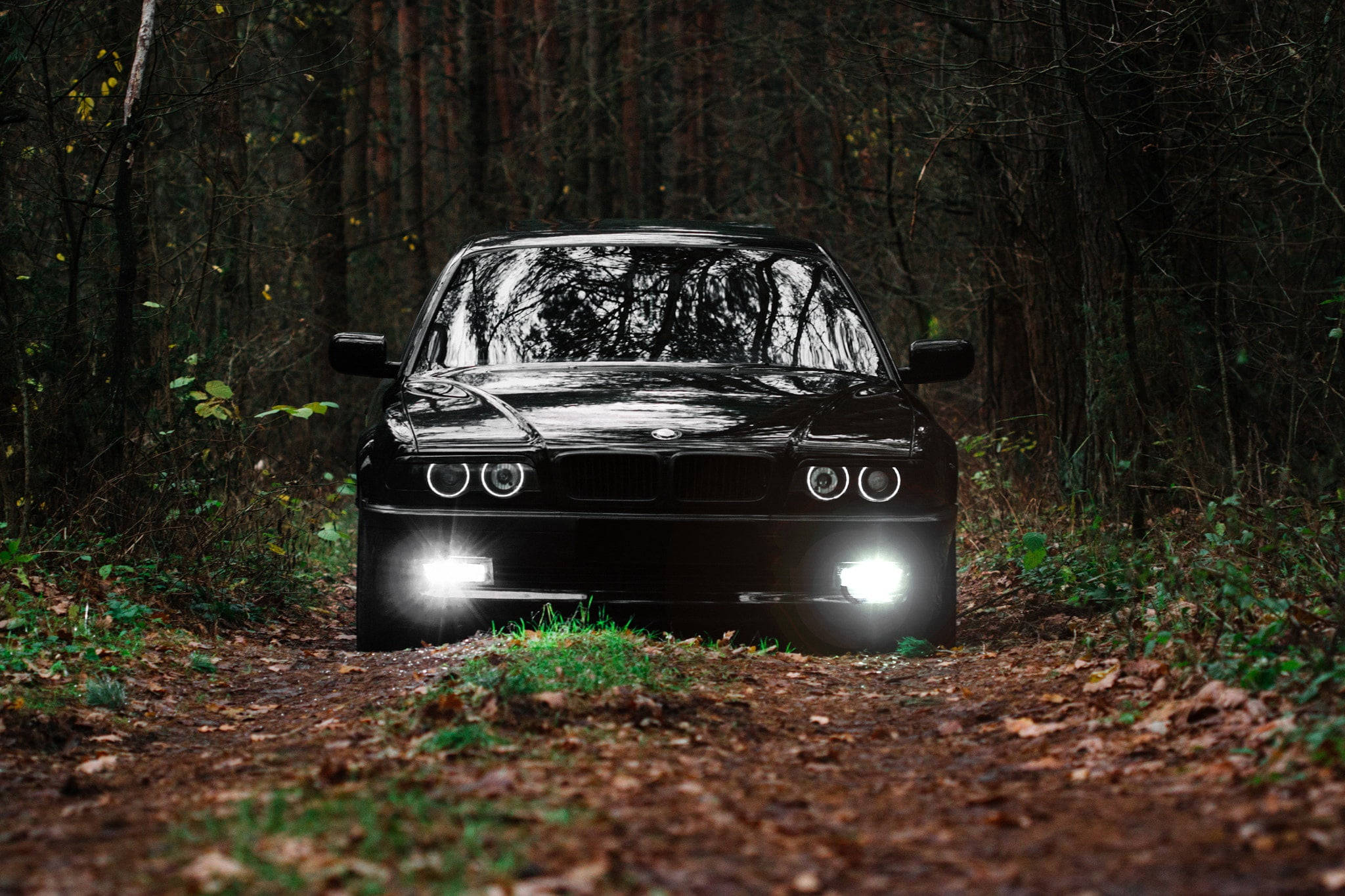 黒い車 ダートロード HD 壁紙