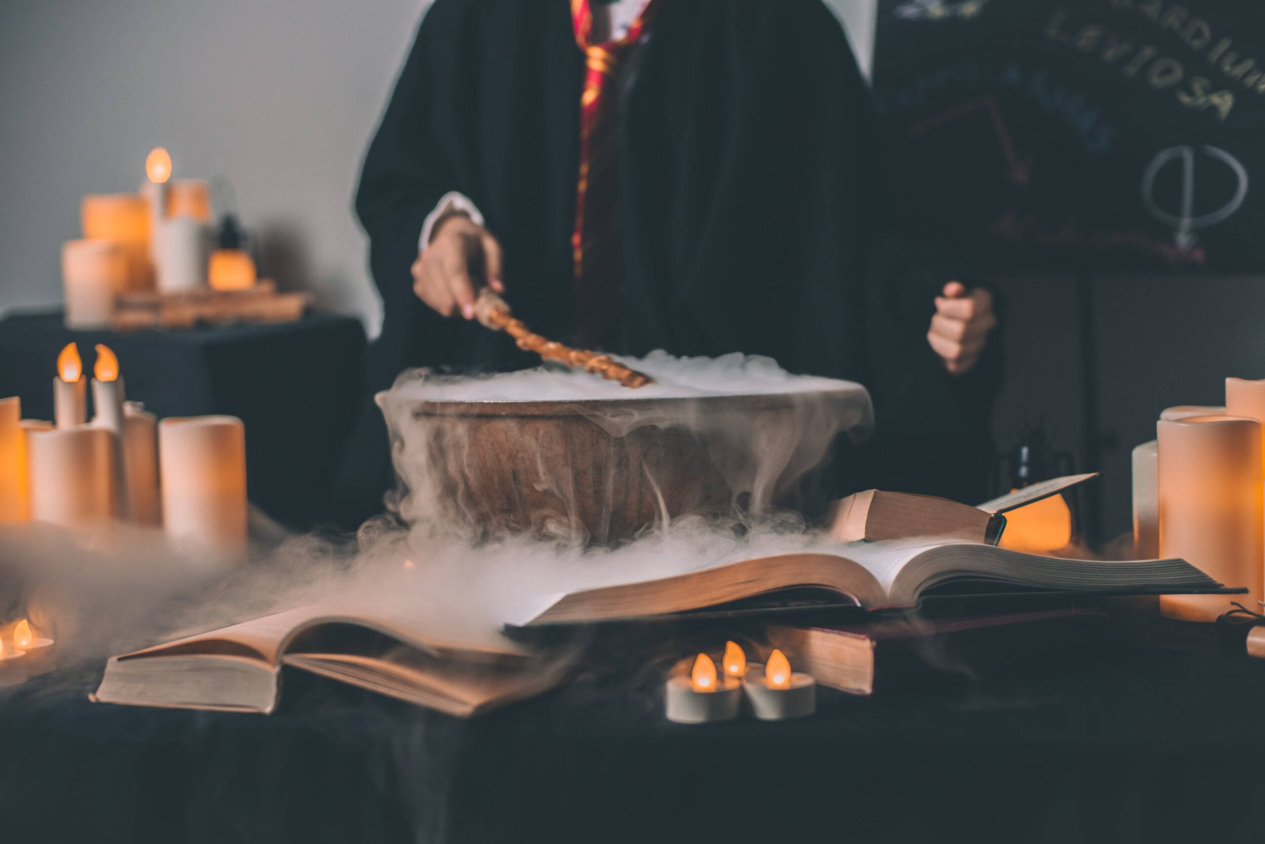 HP魔法使いが美しい雰囲気で薬を調合 壁紙