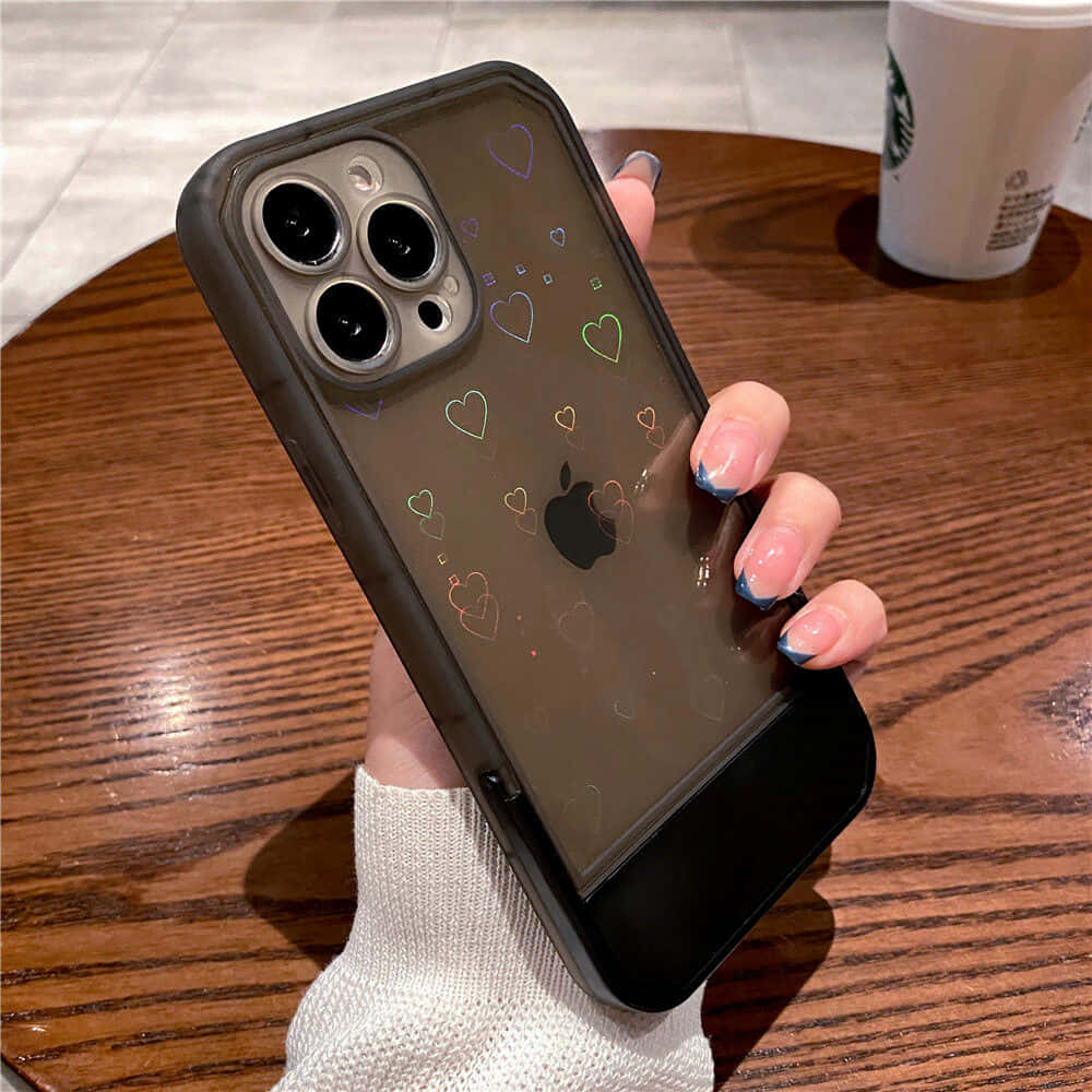 ハート柄のiPhone 11ケースを持つ女性 壁紙