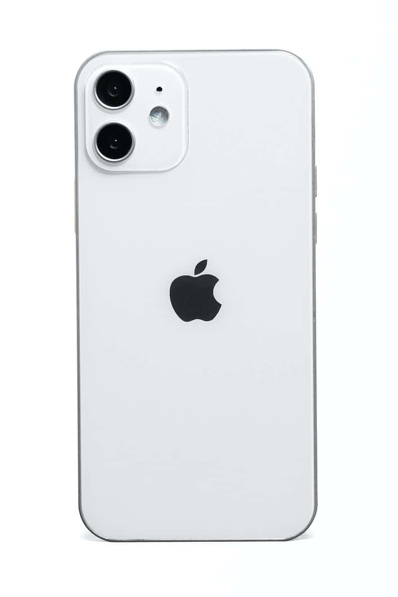 iPhone 12のディスプレイに映る、美しいダークブルーの海と劇的なシーサイドの風景 壁紙