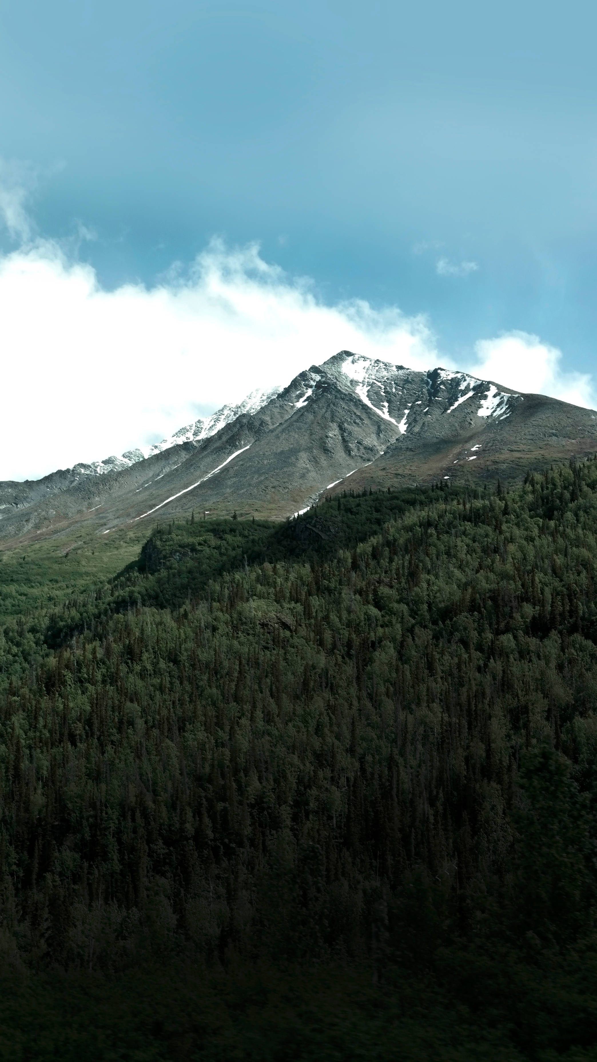 雪化粧の暗い山 iPhone 壁紙
