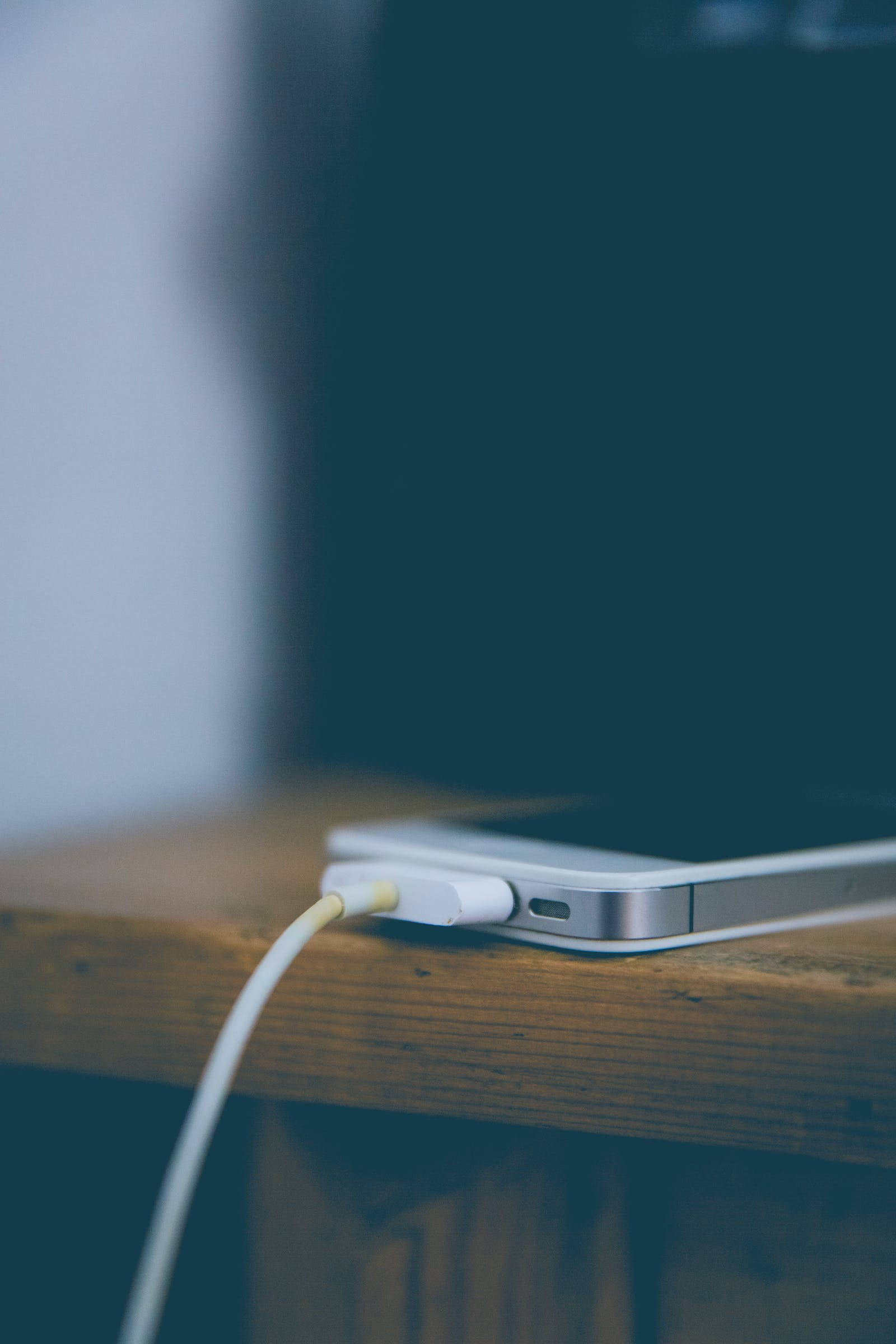 暗いiPhone 4充電中 壁紙