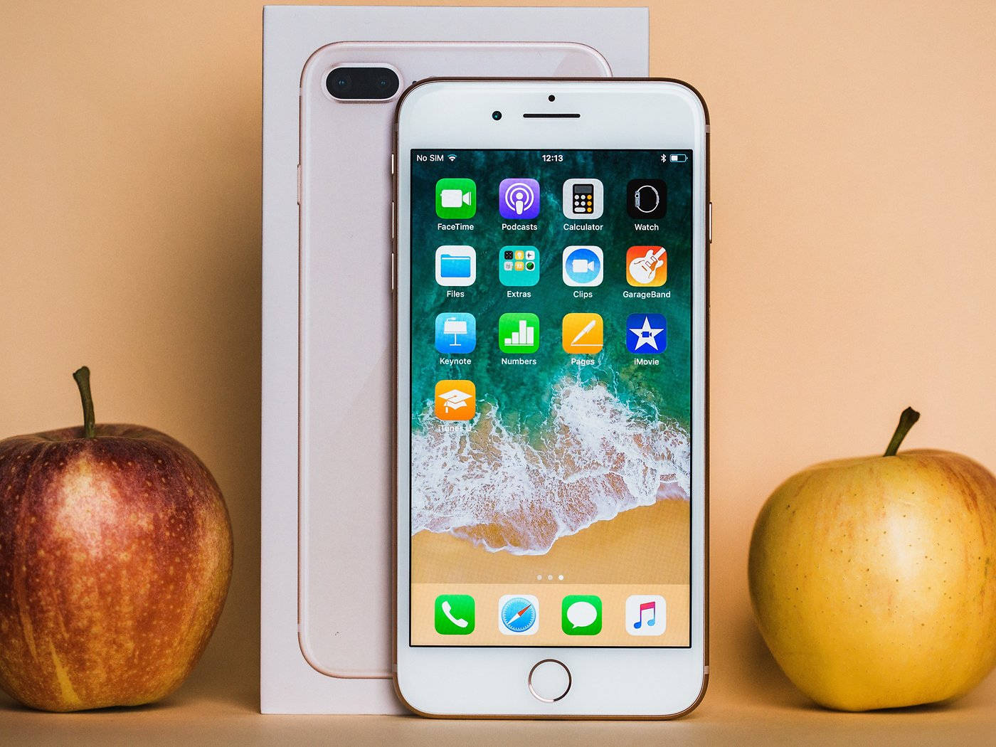 iPhone 8 とリンゴ 壁紙