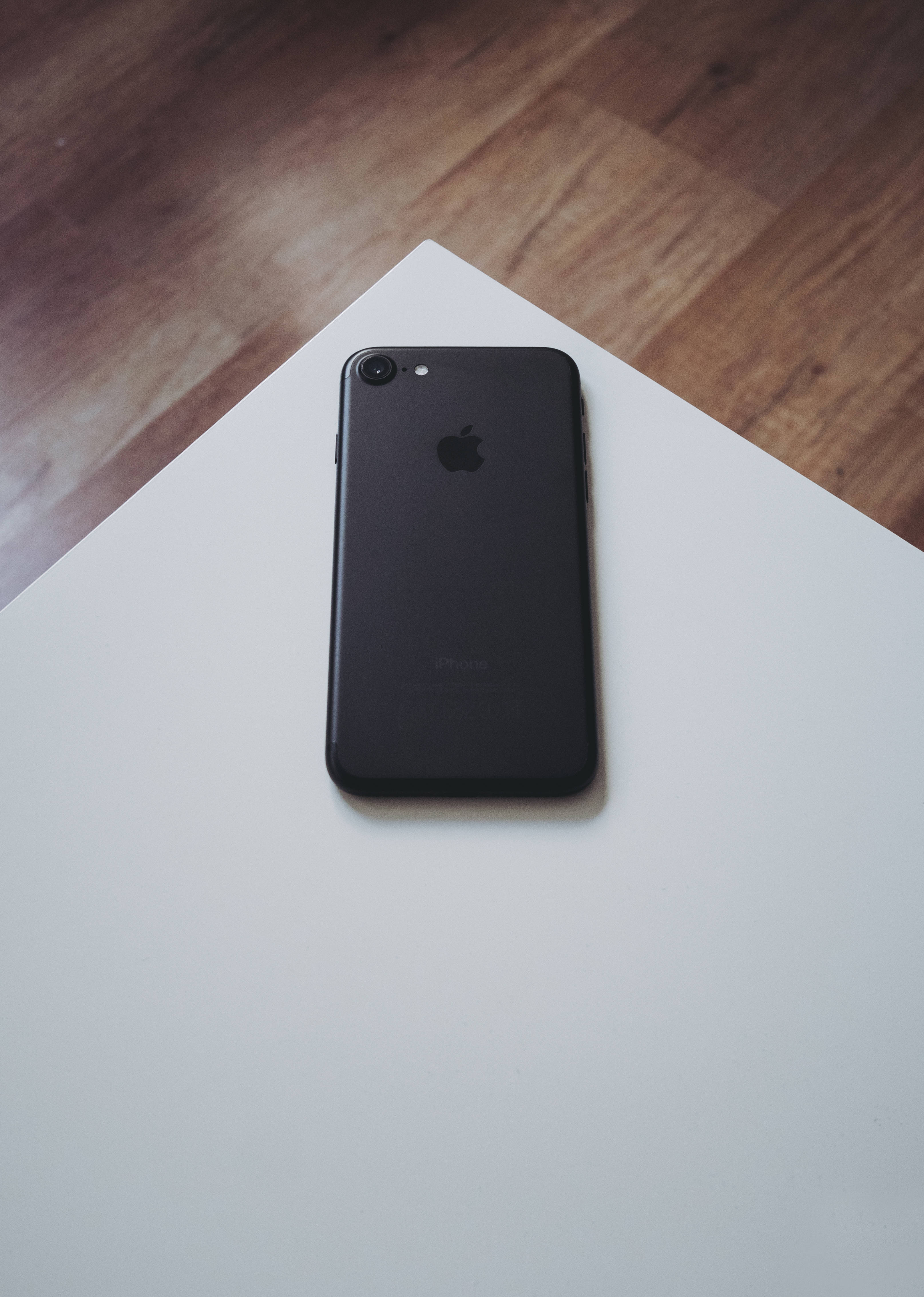 iPhone 8 白い表面 壁紙