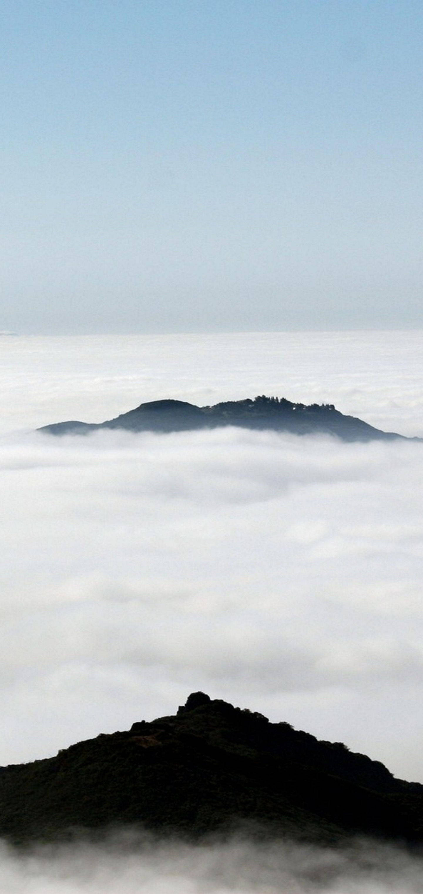 白い雲のある山 iPhone 壁紙