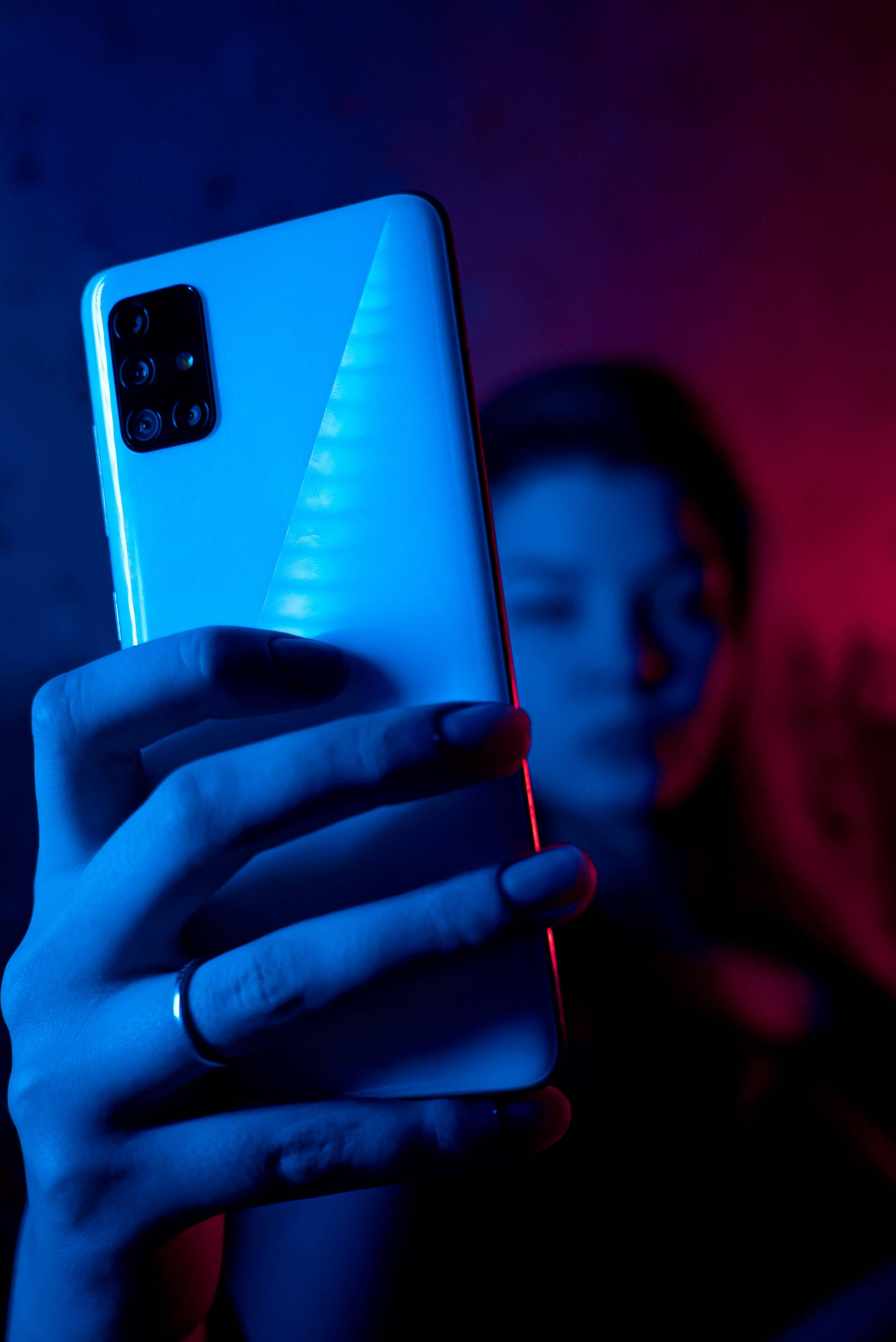 ネオンブルーの女性とスマホ（iPhone） 壁紙