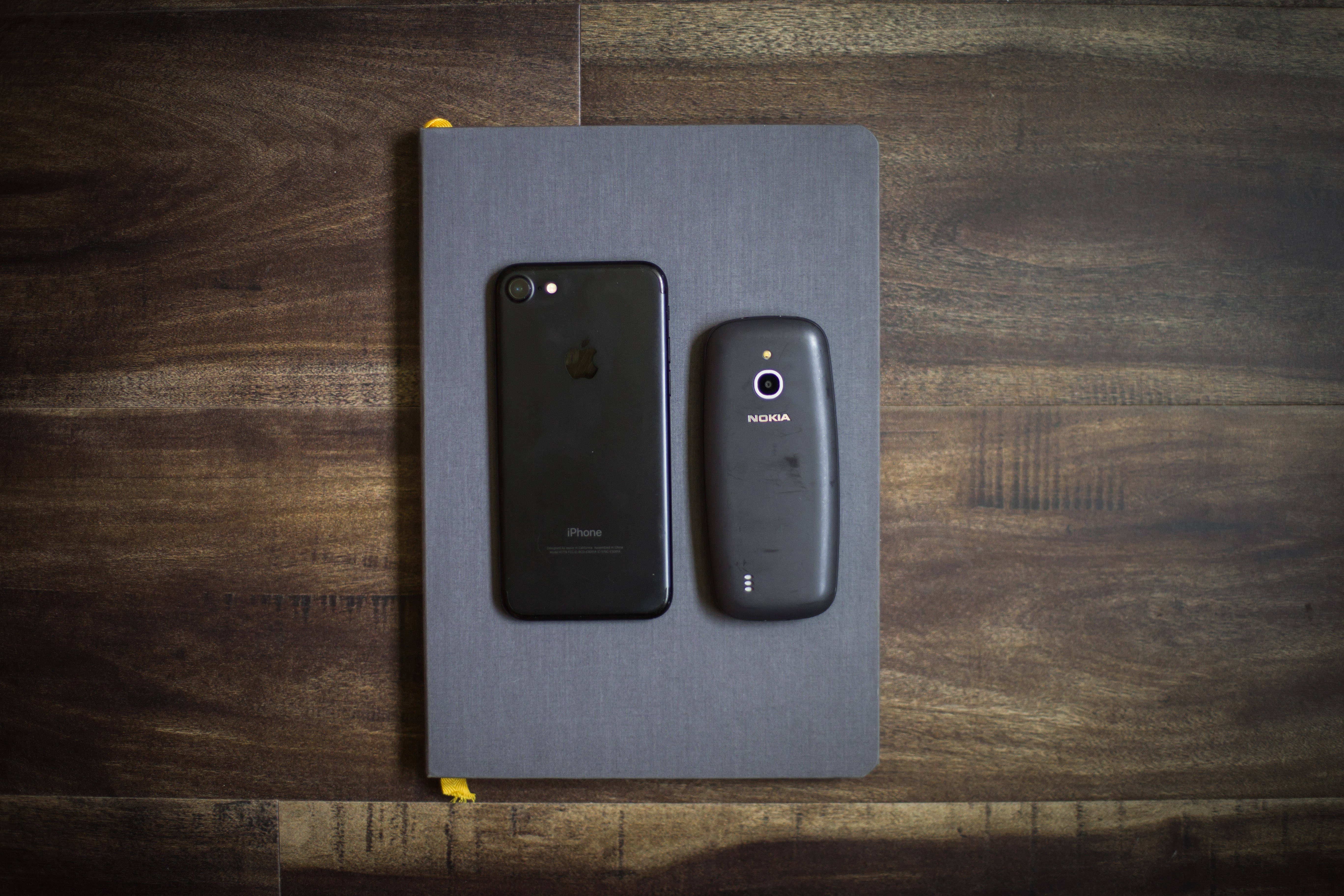 iPhone と Nokia 3310 壁紙