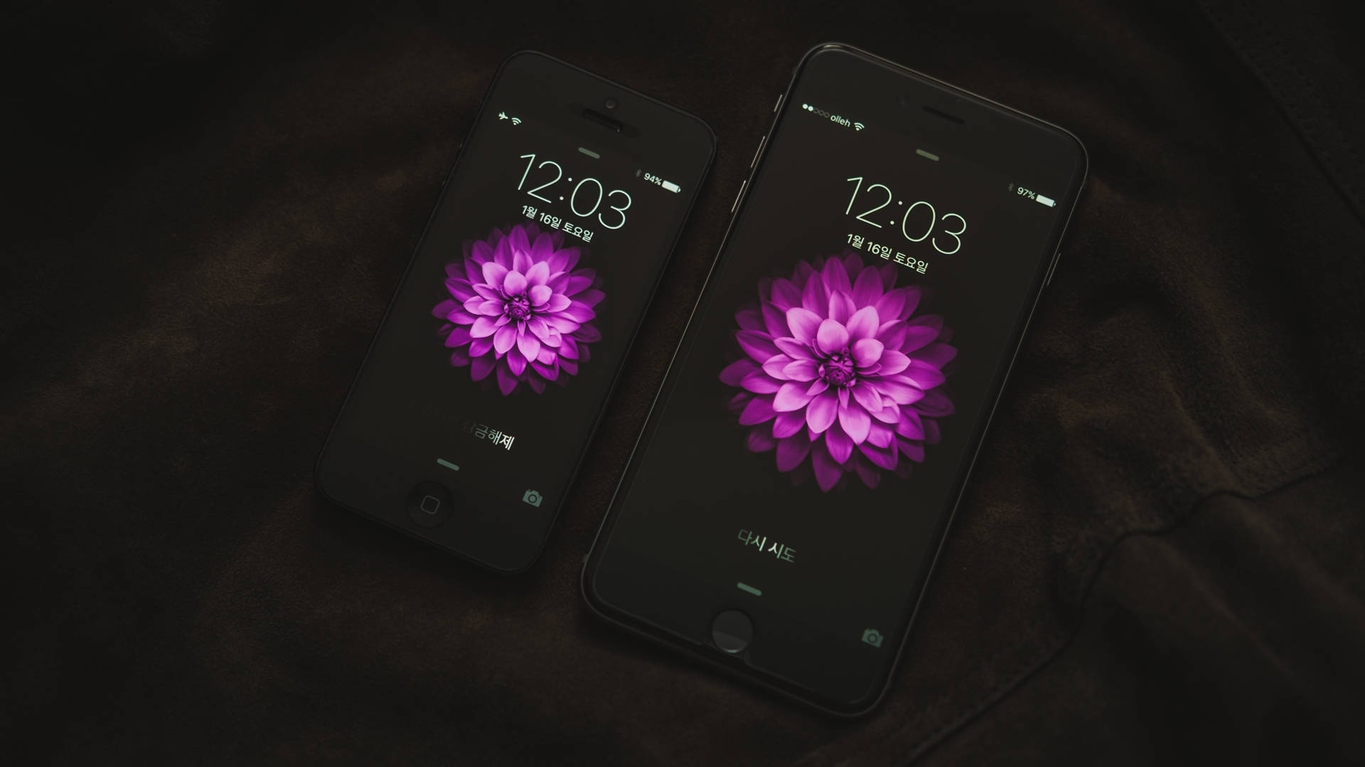 魅惑のiPhoneが置かれた仕事机 壁紙