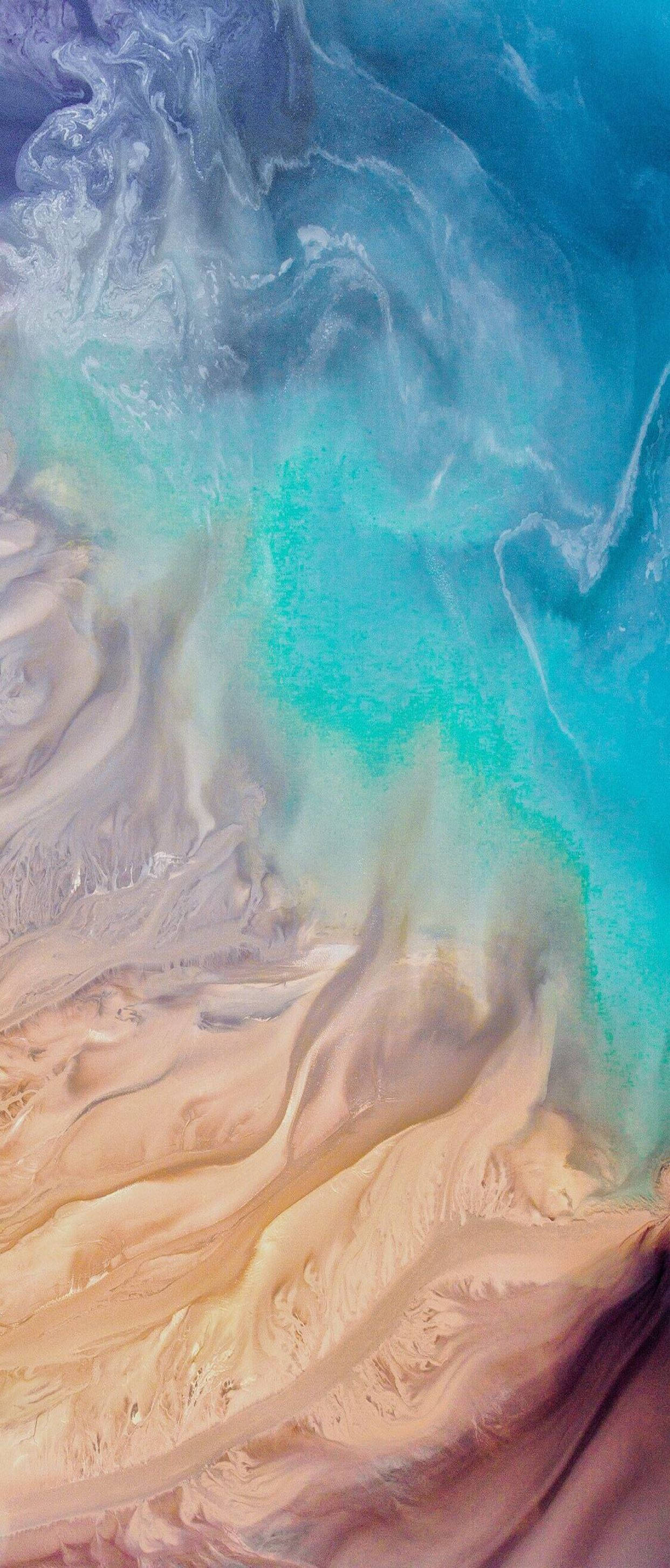 iPhone X 砂浜を洗い流す波 壁紙