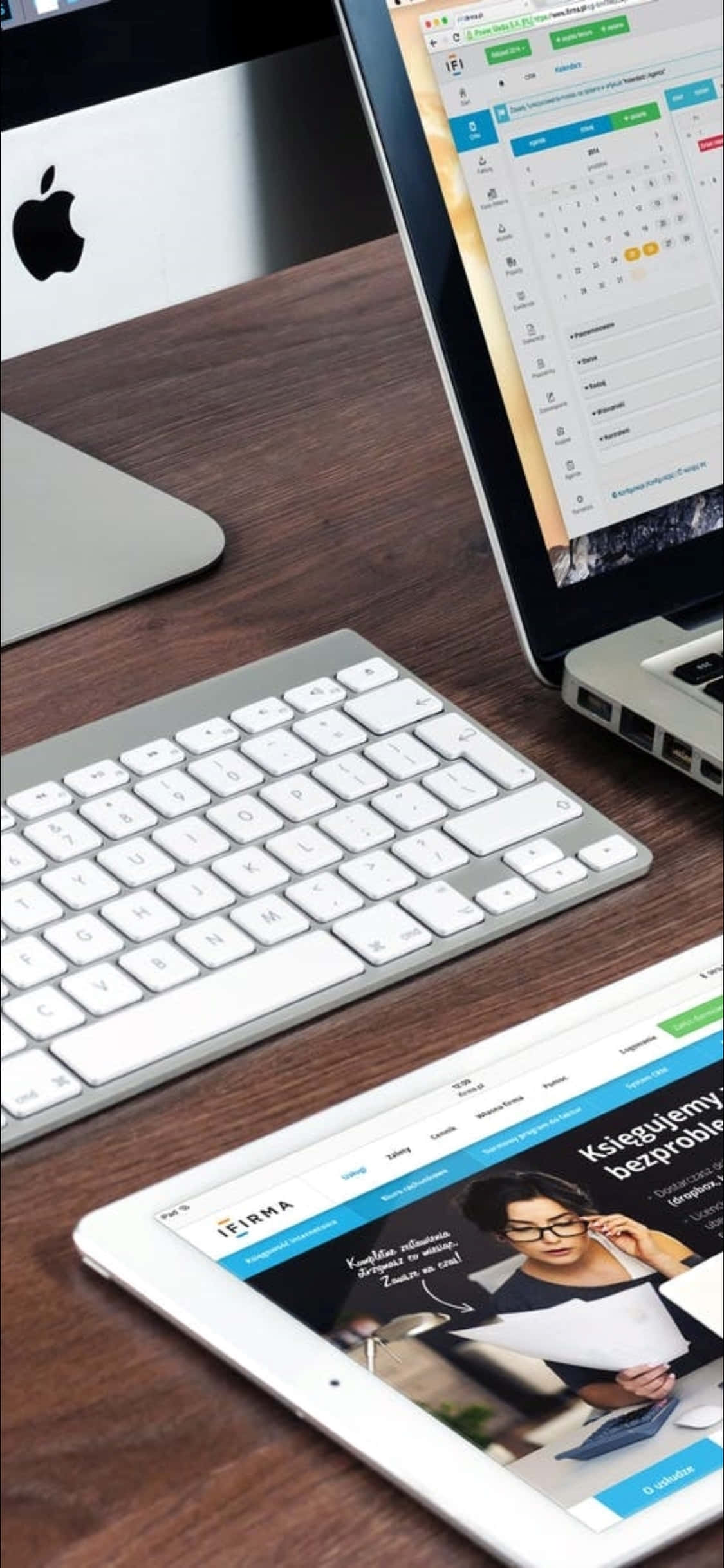 iPhone X デスク背景 ノートパソコンとキーボード 壁紙