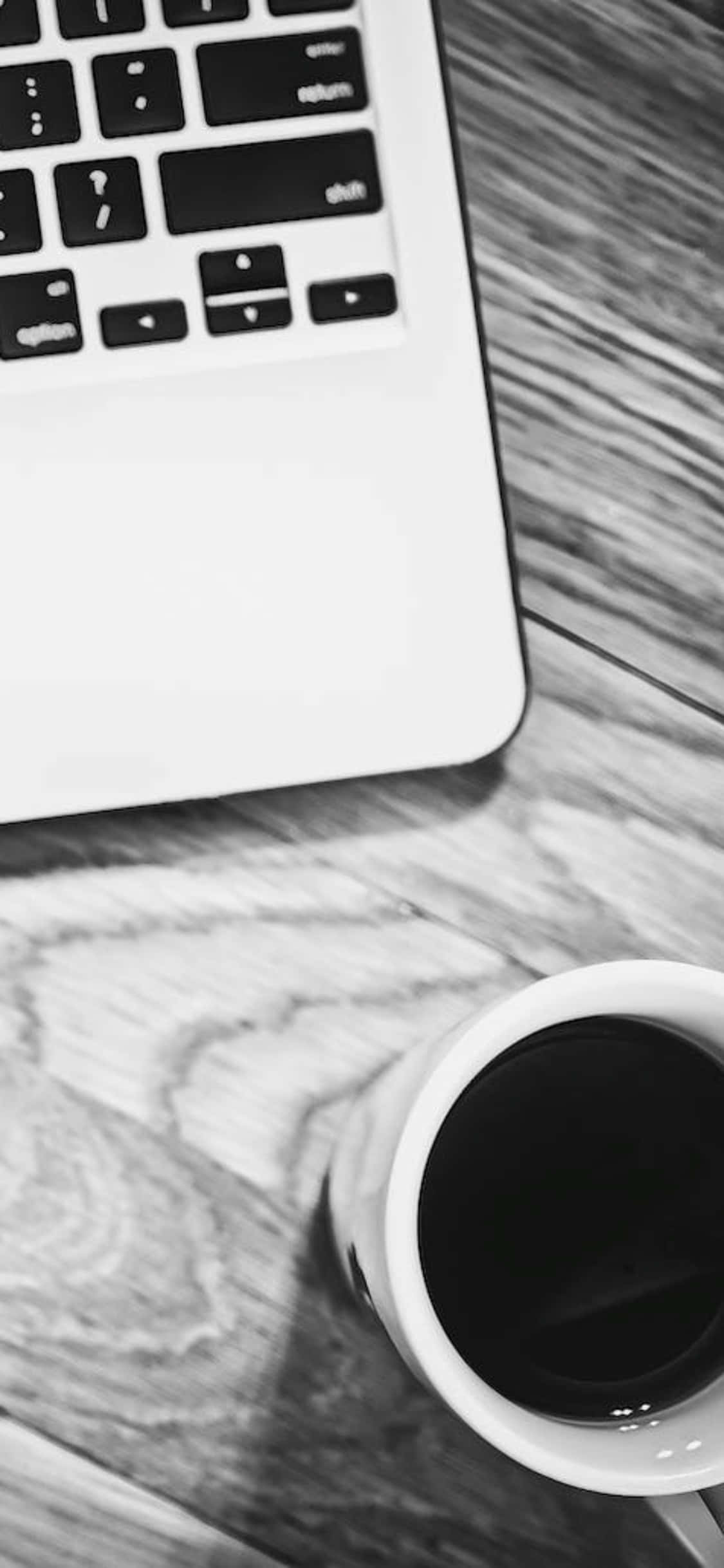 iPhone X 机の背景 白黒写真 カップとノートパソコン 壁紙