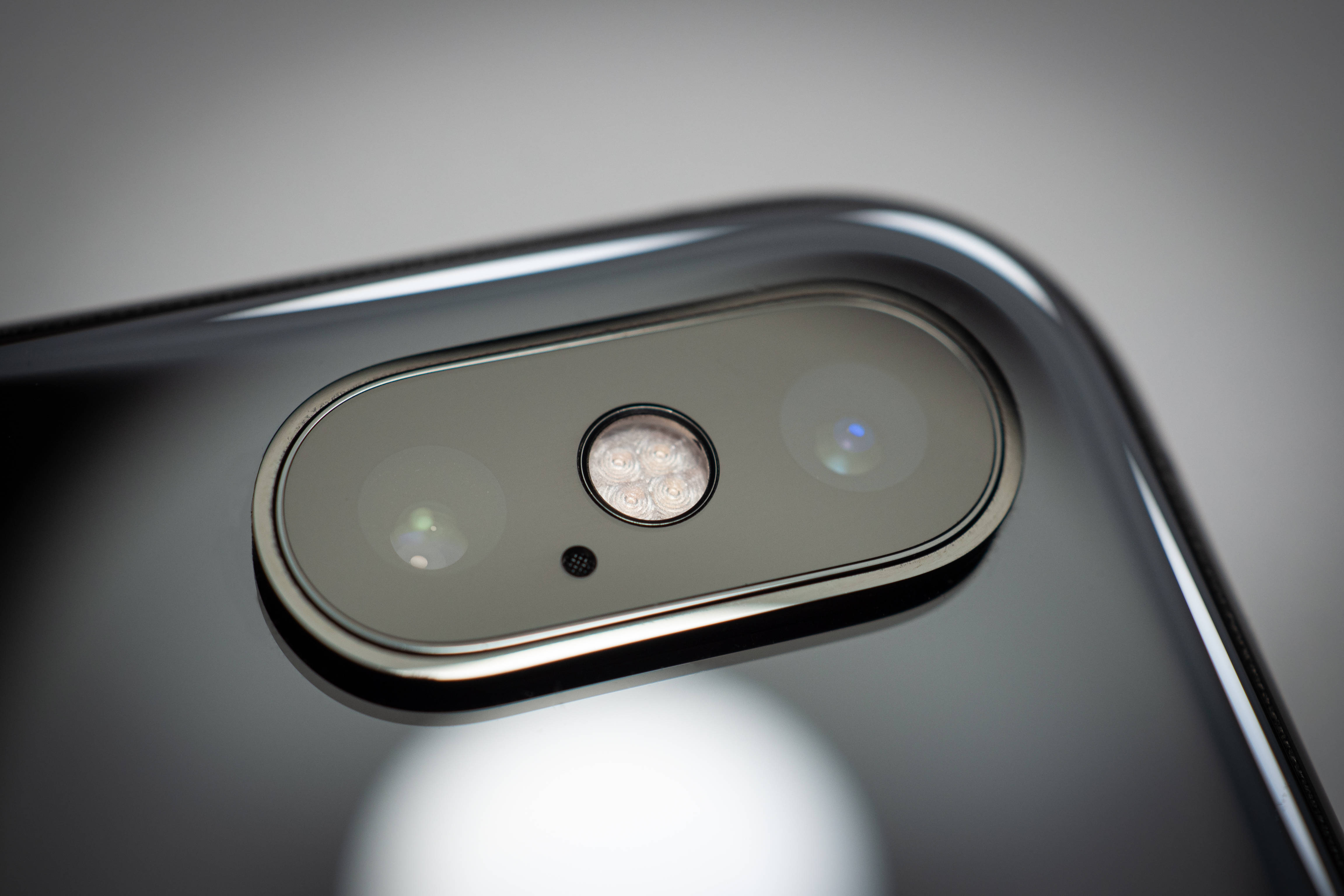 水中のiPhone Xsの優雅な眺め 壁紙