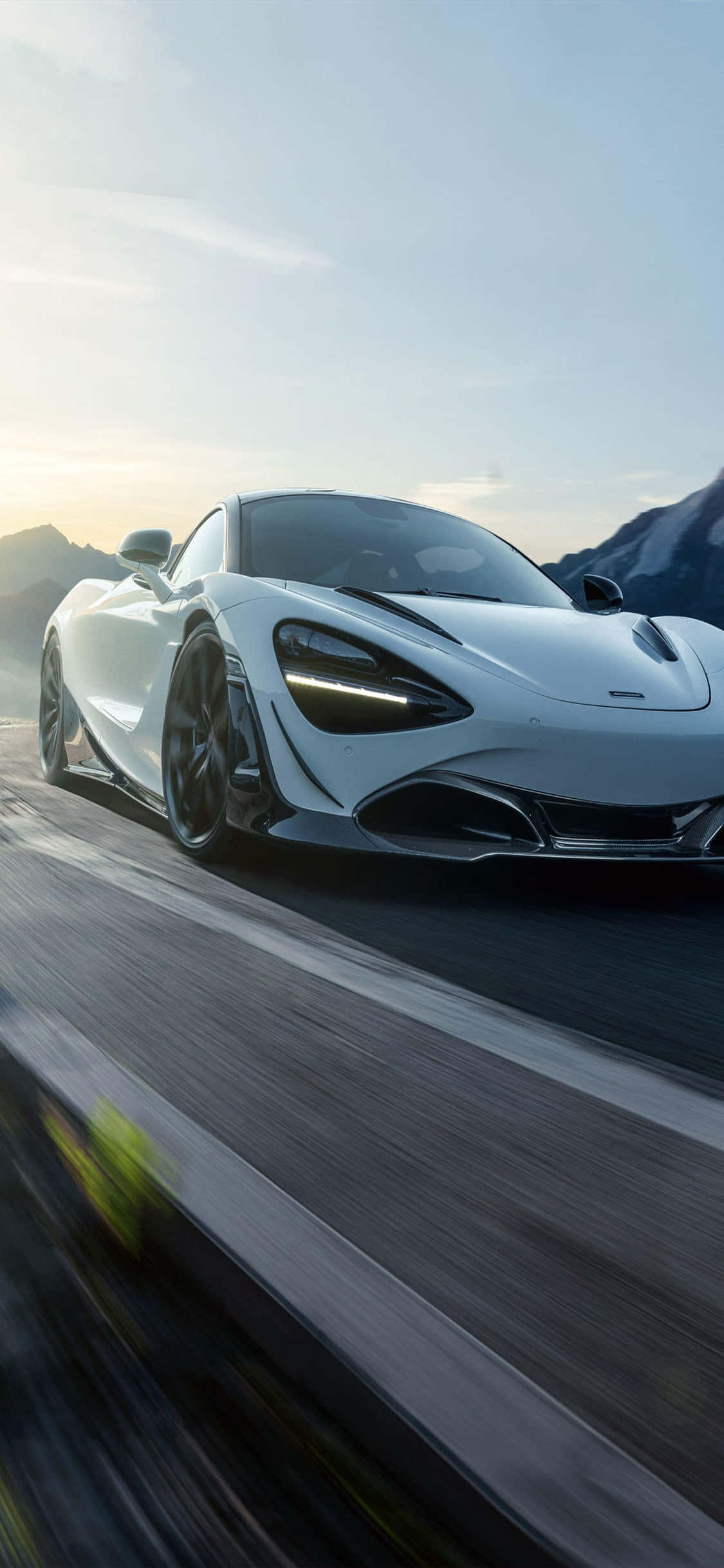 iPhone XSとMcLaren 720Sでスタイリッシュにドライブ 壁紙