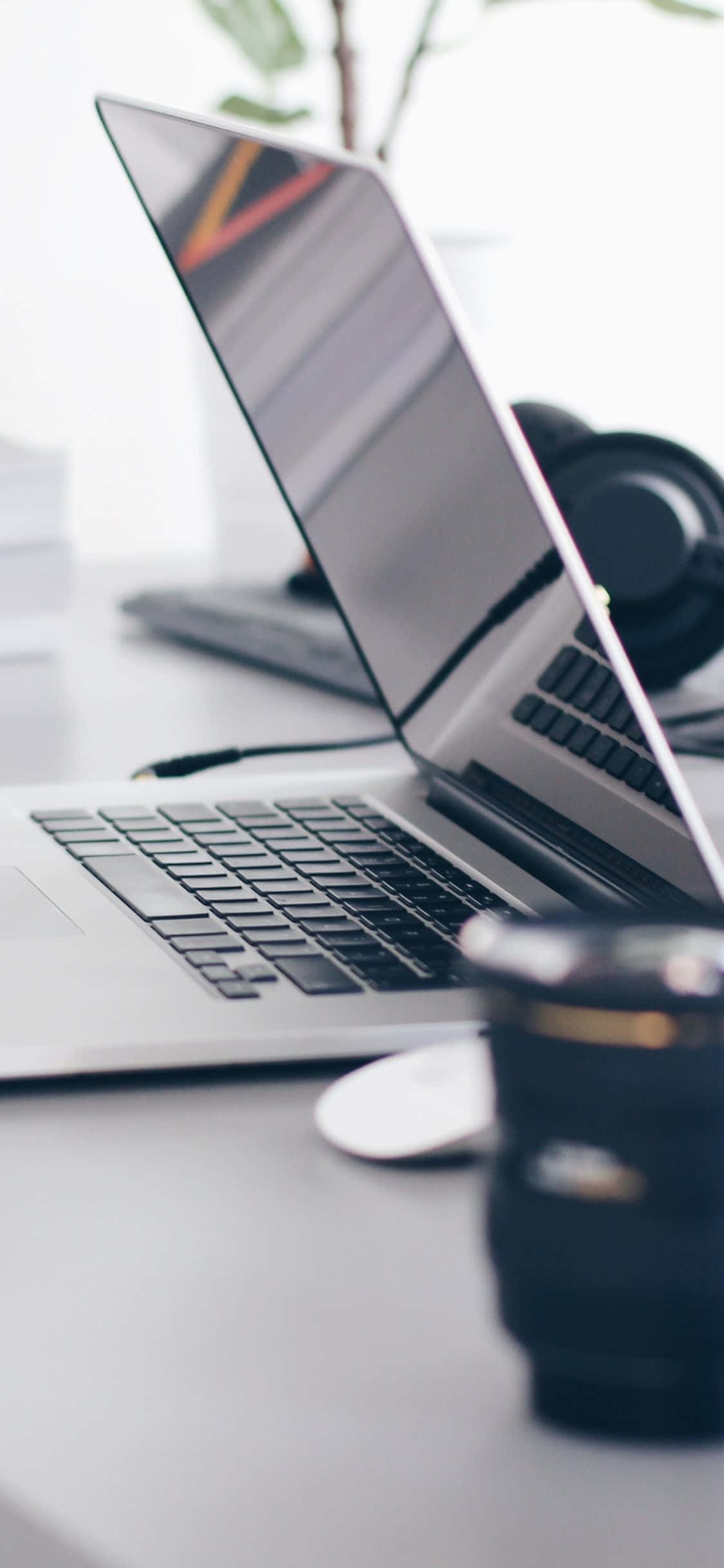 iPhone XS オフィス ノートパソコン 背景 壁紙