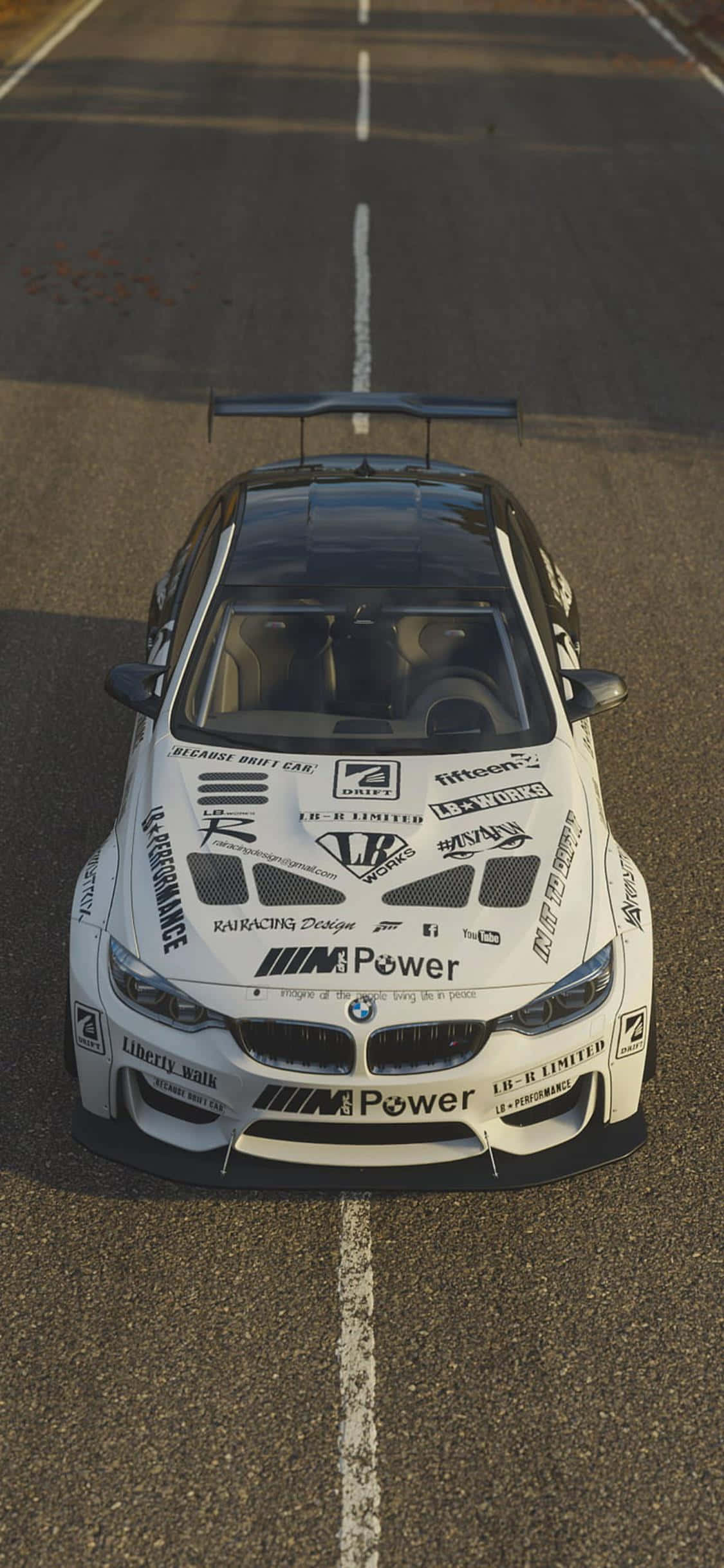 iPhone XsとForza Horizon 4でハンドルを握り、アクセルを踏み込め 壁紙