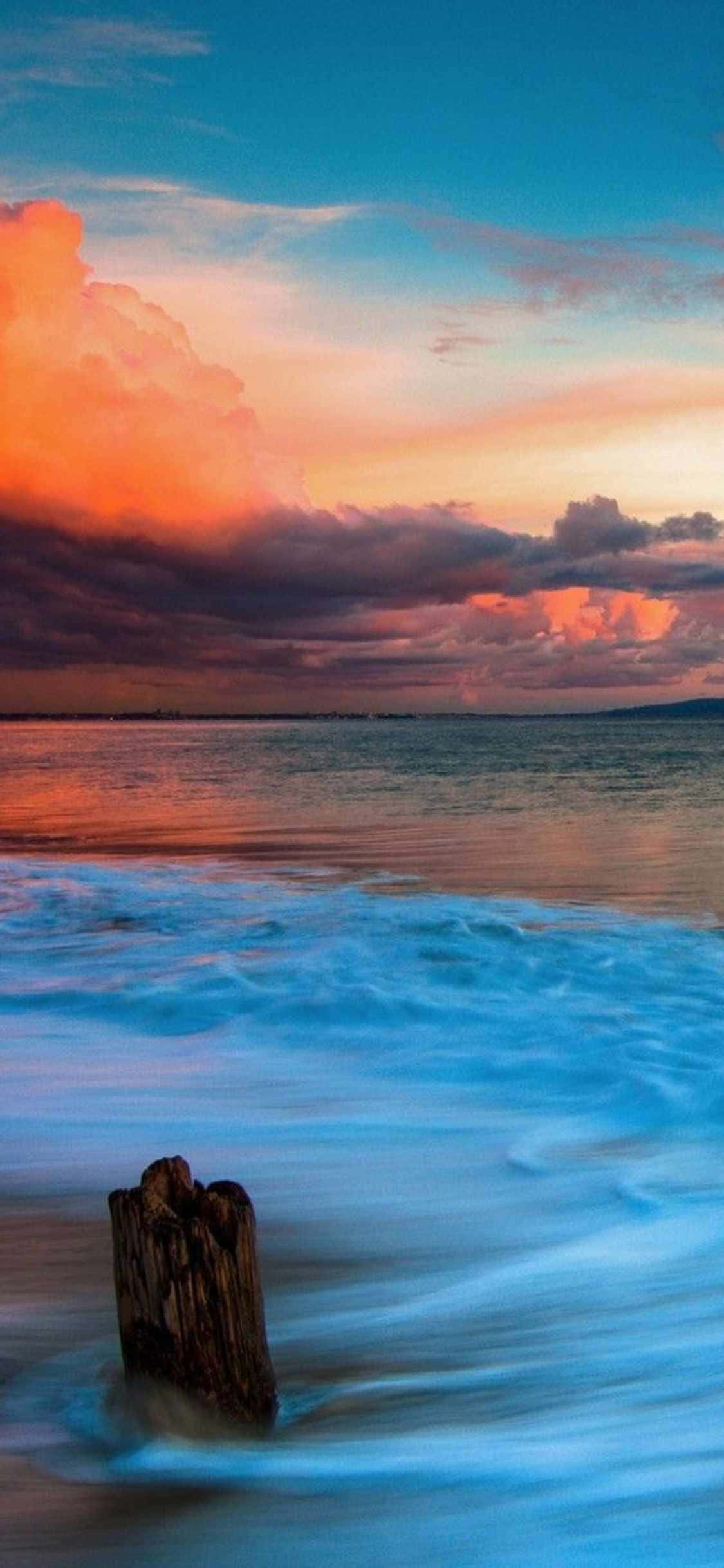 An idyllic sunset over Malibu, California seen through the lens of an iPhone Xs 壁紙