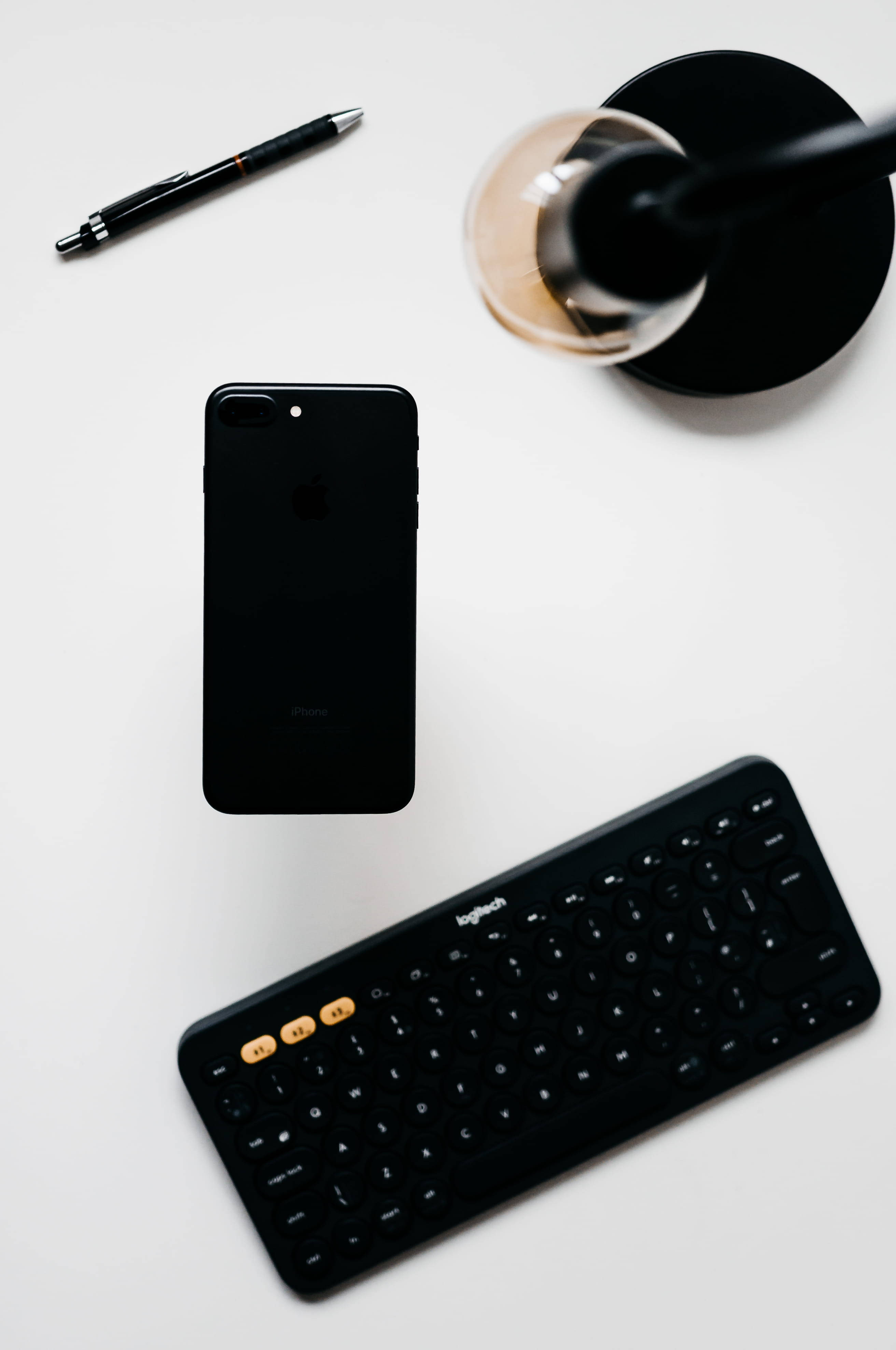 ミニマルなiPhoneデスクとブラックキーボード 壁紙