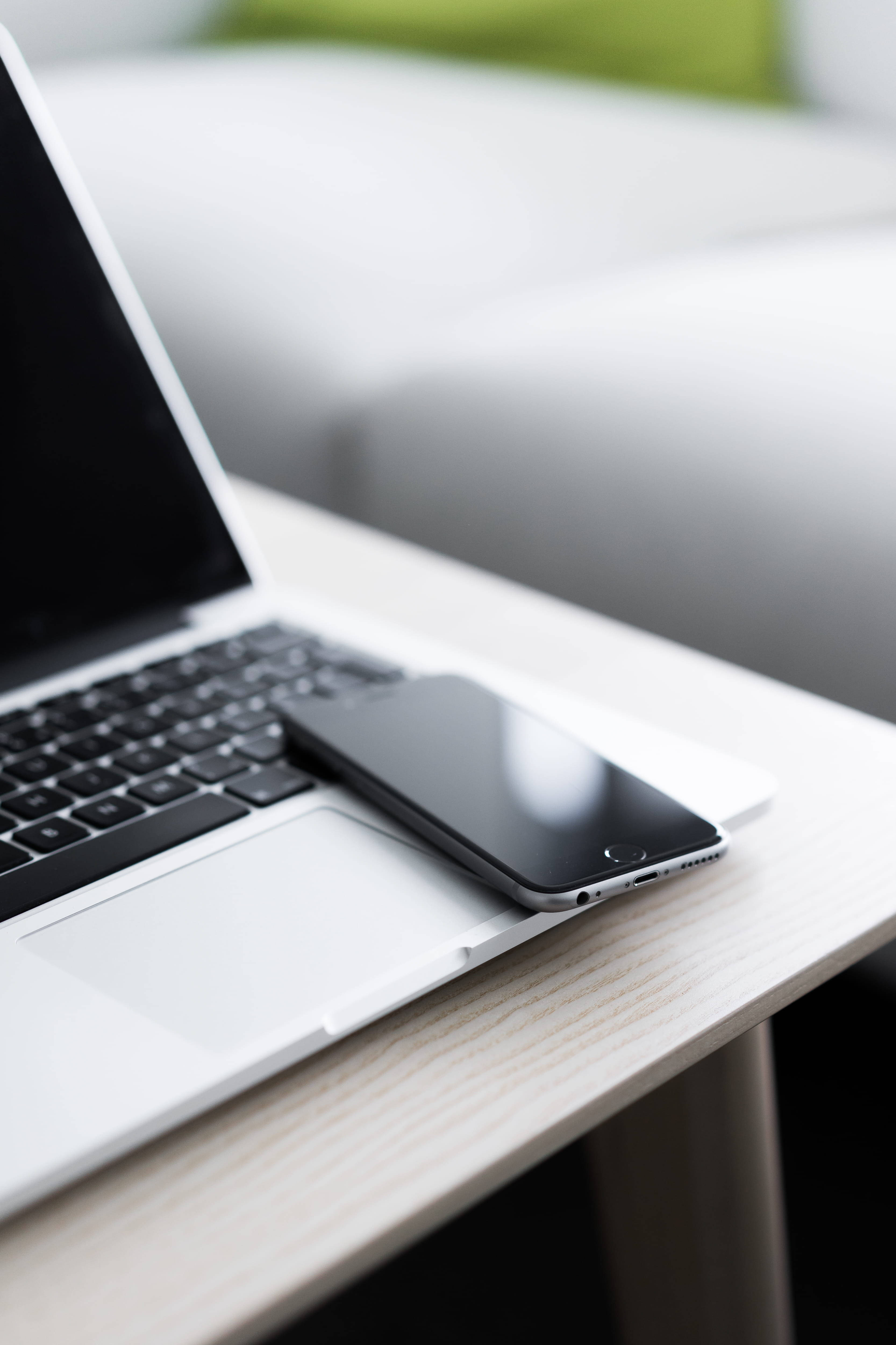 iPhoneとMacBookのあるデスク 壁紙