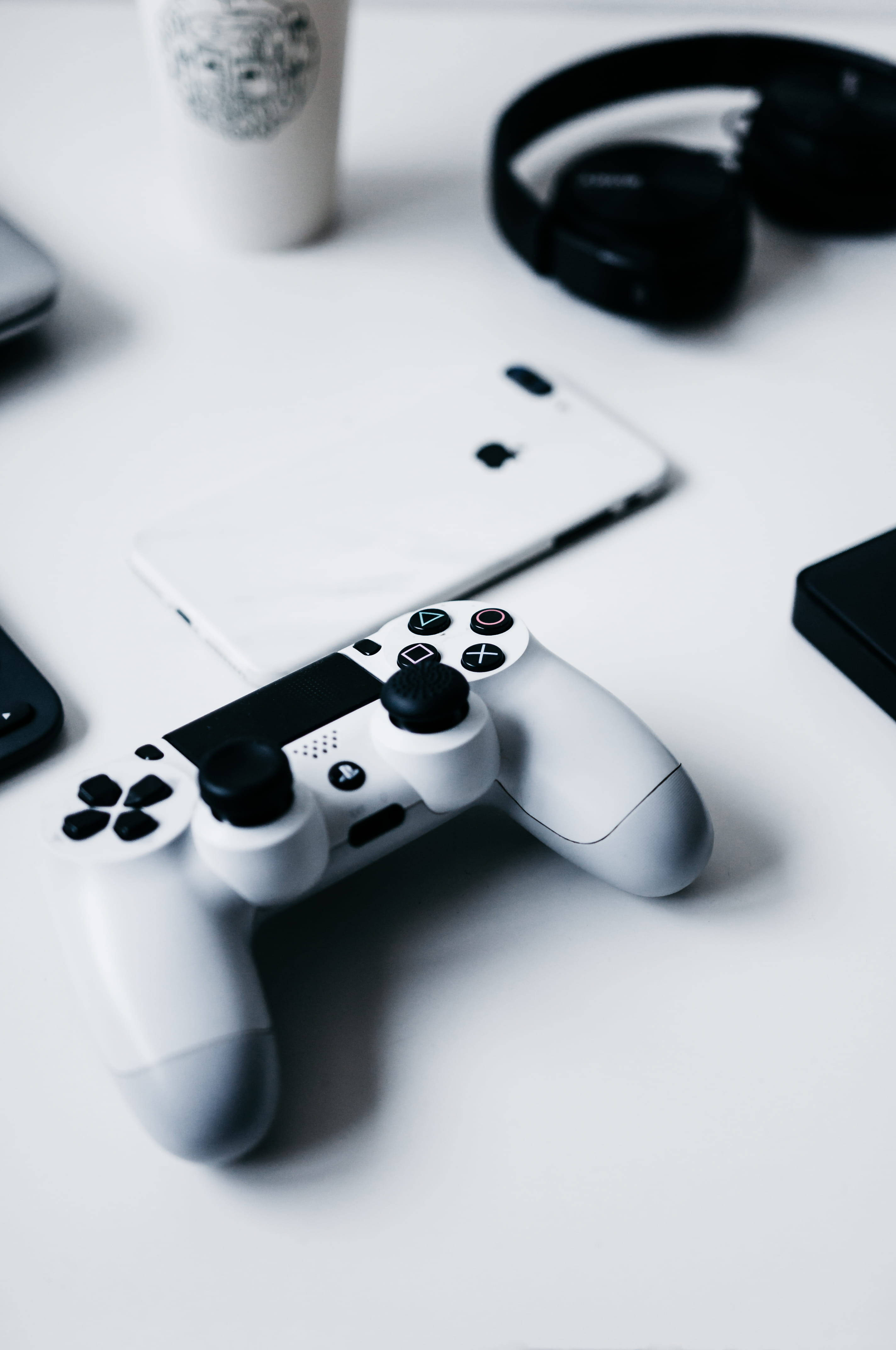 iPhoneデスクとPlayStationコントローラー 壁紙